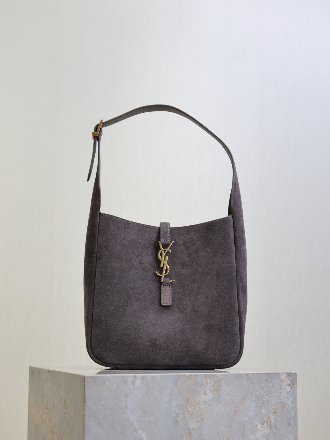 NO:582415,Gray suede model·[original leather] popular LE 5A7 armpit bag. This year's hot second-hand armpit bag has always been very popular. The whole leather is delicate and smooth. The bag design is very simple and advanced. The capacity is sufficient. It is light and can be packed. It is not outdated. It is perfect~ Retro feel concave shape. Another popular model. Model 713938, size 23×22×8.5cm, Yves Saint Laurent, saint laurent, chamois  leather19860909灰色麂皮款·【原厂皮】 爆款LE 5A7腋下包 今年大火的中古款腋下包 一直很受欢迎 全皮细腻光滑 包型设计又很简单又高级 容量足够用 轻便能装 又不过时真是太完美la～ 复古feel凹造型 又一款种草爆款 型号713938 尺寸23×22×8.5cm,圣罗兰,saint laurent,chamois leather,Bag