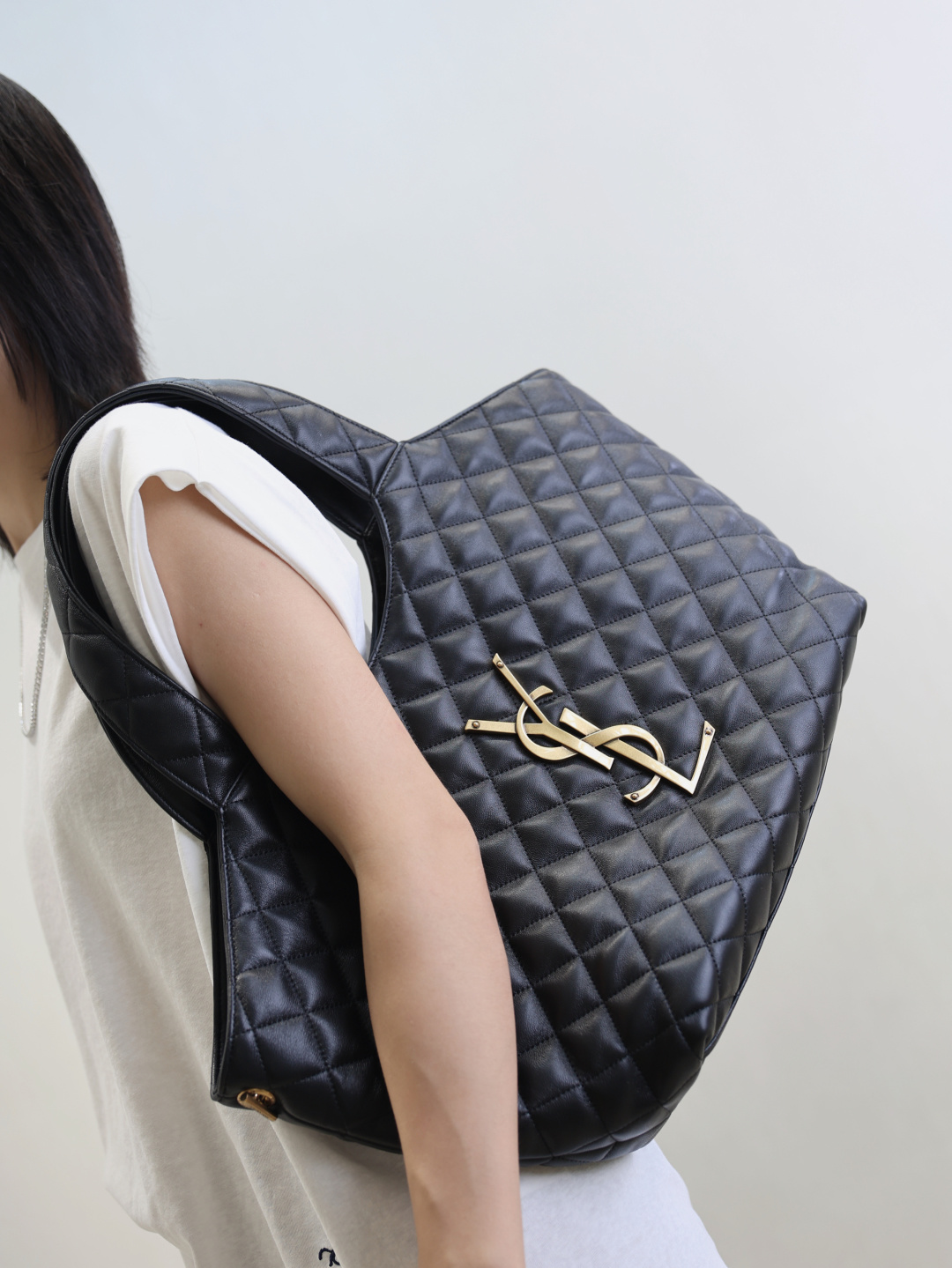 NO:771483,ICARE's new size debuts, with a bolder silhouette, holding all the possibilities of love., saint laurent, saint laurent19860909ICARE 新款尺寸登场 以更大胆的轮廓,装下爱的所有可能.,圣罗兰,saint laurent,Bag