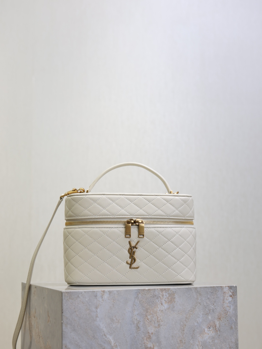NO:772707,GABY box/cosmetic bag new size The hot new spring and summer cutie is coming ~ Park Caiying's same style cosmetic bag/box bag is made of soft and delicate lambskin, with unique stitching technology, double zipper design for easy opening and closing, small bag body with large capacity, detachable and adjustable shoulder strap, can be carried cross-body, can also be used as a toiletry bag, exquisite and practical, the latest hot style, well deserved. Style number 851572  Size 22.5x15x8cm, saint laurent, saint laurent, cosmetic bags & cases, sheepskin19860909GABY 盒子/化妆包 新尺寸 火爆新一季春夏的小可爱来袭～朴彩英同款化妆包/盒子包,采用柔软细腻的小羊皮,独特衔缝工艺,双拉链设计方便开合,小小包身大大容量,可拆卸调节肩带,手拎斜挎都可以,还可做梳妆包,精致且实用,最新爆款,实至名归. 款号851572 尺寸22.5x15x8cm,圣罗兰,saint laurent,cosmetic bags & cases,sheepskin,Bag