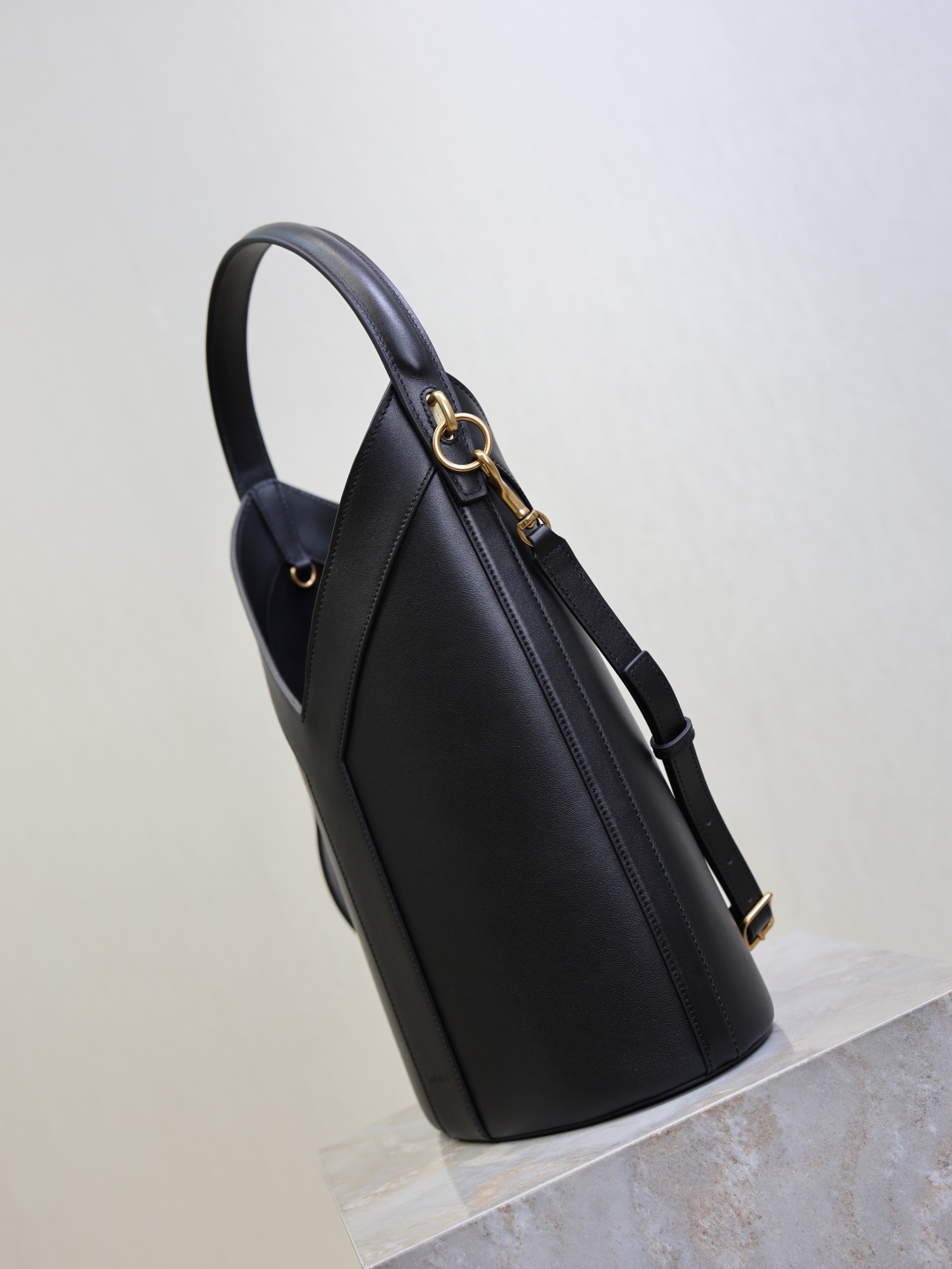 Yves Saint Laurent Black Leather Y-Shaped Bucket Bag, 25×34×15cm 4 cmp i1758615442806 6660 0 3
