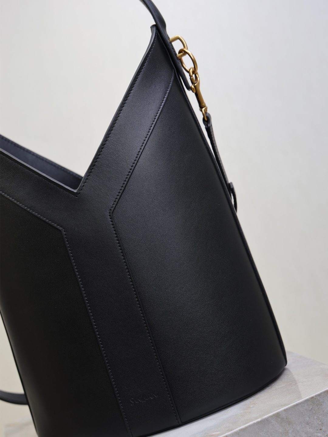 Yves Saint Laurent Black Leather Y-Shaped Bucket Bag, 25×34×15cm 5 cmp i1758615448443 2931 0 4