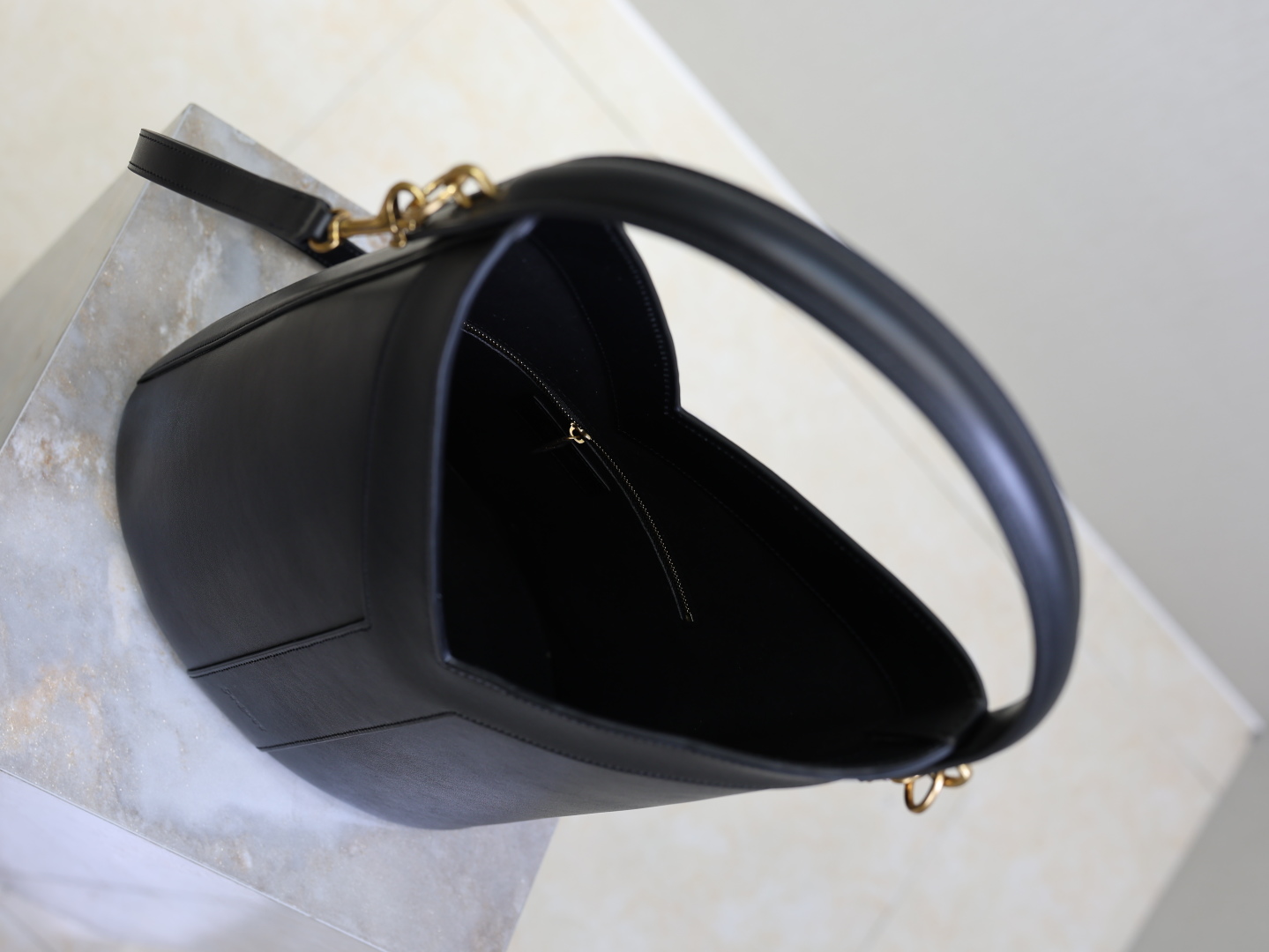 Yves Saint Laurent Black Leather Y-Shaped Bucket Bag, 25×34×15cm 6 cmp i1758615449002 411 0 6