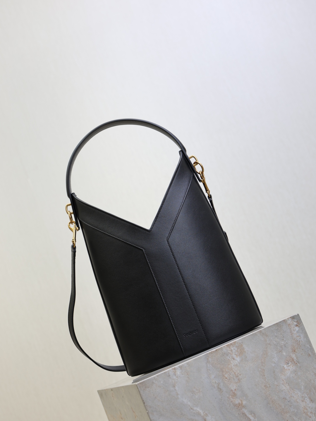 Yves Saint Laurent Black Leather Y-Shaped Bucket Bag, 25×34×15cm 2 cmp i1758615506381 5982 0 1