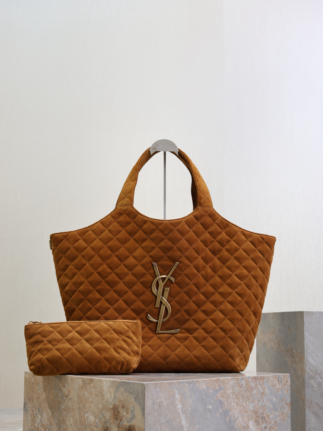 NO:771498,ICARE·Large Suede  With the rise of the 'little waste bag' trend, the sizes of major brand bags are getting smaller and smaller. While fashionable people carry their concave shapes, they often have to prepare a large handbag to hold mobile phones, water bottles, umbrellas and other daily items. It seems that they have heard everyone's needs. This season, Y family has launched a new bag IC that is said to be 'able to hold everything in life'  ARE, whose name originates from the Greek mythological figure - Icarus, has a three-dimensional monogram in the center of the nappa sheepskin, which is avant-garde and aura. The creative director of Y Family also said that this handbag will soon become the brand's most eye-catching new style. For people who cannot rely on small handbags for daily travel, Icare's spacious large-capacity design and simple and clean shape must be very suitable for you!  Model 698651 Large bag size opening width 58cm bottom width 47cm height (with wrist) 61cm bottom side width 8cm small bag size 27x13x8cm, saint laurent, saint laurent, sheepskin, chamois leather, umbrellas19860909ICARE·大号麂皮 随着“小废包”风潮的崛起,各大品牌包包尺寸越做越小,时尚潮人们背着它们凹造型的同时,往往还得另外准备一个大手袋来装手机、水杯、雨伞等日常物品,似乎听到了大家这类的需求,Y家本季新推出一款号称“能够装下生活的一切”的新款包袋ICARE,名字起源于希腊神话人物-伊卡洛斯,纳帕羊皮中央的立体字母组合,前卫又有气场,Y家创意总监也表示这款手袋即将成为品牌最瞩目的新款,对于日常无法依靠小手袋出行的人们,Icare宽敞的大容量设计和简洁干净的造型一定非常适合你！ 型号698651 大包尺寸开口宽度58cm  底部宽度47cm  高度（带手腕）61cm  底部侧宽8cm 小包尺寸27x13x8cm,圣罗兰,saint laurent,sheepskin,chamois leather,umbrellas,Bag