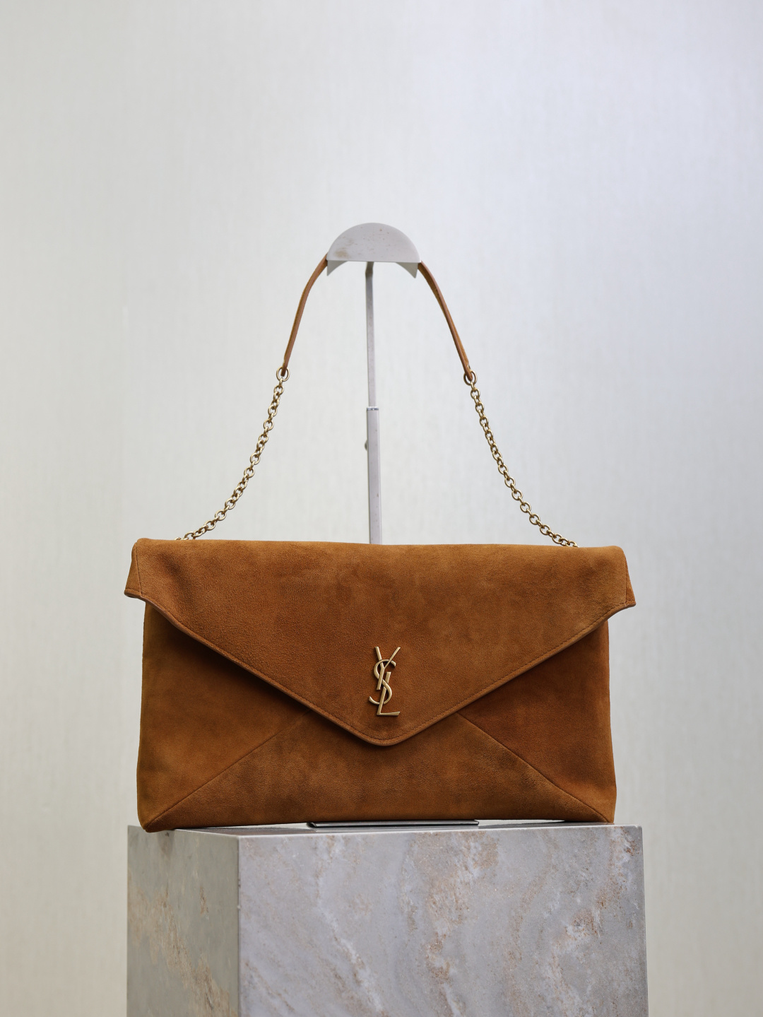 NO:771175,LE envelope-style chain clutch, extra large soft clutch, has a smart personality, fashionable and versatile style, the shoulder strap can be stored, can be carried on the shoulder, or used as a clutch. The hand effect is exquisite and cool, ultra-light weight, and the capacity is nice!  The sheepskin material is soft, delicate and high-end, super durable, full of minimalist style, and the upper body is high-end and cool!  Style No. 841702 Size 35×22×3cm, saint laurent, saint laurent, handbag, sheepskin19860909LE 信封式链条手拿包 超大柔软手拿包 个性干练,款式时尚百搭,肩带可收纳,既可肩背,也可以做为手拿包使用.手拿效果精致酷飒,超轻自重,容量 nice！羊皮材质柔软细腻又高级,超耐用,极简风拉满,上身高级又酷飒！ 款号841702 尺寸35×22×3cm,圣罗兰,saint laurent,handbag,sheepskin,Bag