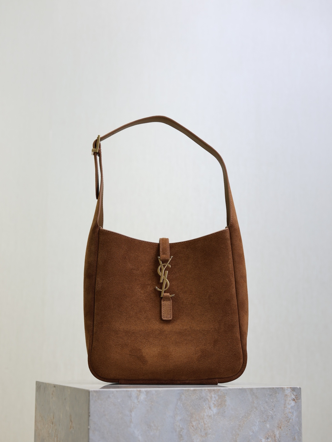 NO:582402,Caramel frosted style·[original leather] popular LE 5A7 armpit bag. This year's hot second-hand armpit bag has always been very popular. The whole leather is delicate and smooth. The bag design is very simple and advanced. The capacity is sufficient. It is light and can be packed. It is not outdated. It is perfect~ Retro feel concave shape. Another popular model. Model 713938, size 23×22×8.5cm, Yves Saint Laurent, saint laurent19860909焦糖磨砂款·【原厂皮】 爆款LE 5A7腋下包 今年大火的中古款腋下包 一直很受欢迎 全皮细腻光滑 包型设计又很简单又高级 容量足够用 轻便能装 又不过时真是太完美la～ 复古feel凹造型 又一款种草爆款 型号713938 尺寸23×22×8.5cm,圣罗兰,saint laurent,Bag