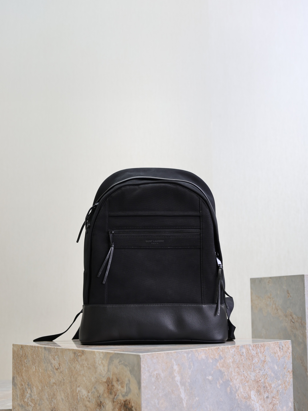 NO:771920,I have to say that backpacks have always been an indispensable part of the bag world. Thick canvas, low-key logo letters, accurate grasp of fashion trends, designers are full of careful thoughts haha, appearance and practicality coexist. The youthful vitality of canvas material is good-looking and high-end. Backpacks are really easy to match and are popular among many fashionistas. Backpacks can also be very fashionable and fashionable essentials. Model No. 821007, size 32×42×14cm, Saint Laurent, saint laurent, backpacks19860909不得不说背包始终是包包世界不可或缺的一员 厚制帆布 低调的logo字母 精准把握时尚潮流 设计师小心思满满 haha 颜值与实用性并存 帆布材质的青春活力 好看又高级 背包真的太好搭了众多潮人追捧 双肩包也可以很时髦时髦精必备 款号821007 尺寸32×42×14cm,圣罗兰,saint laurent,backpacks,Bag
