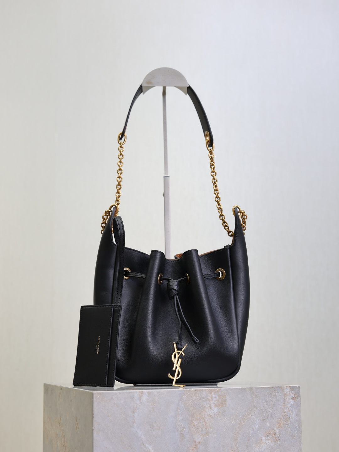 NO:772645,The Y drawstring bucket chain bag is carefully sewn with original calfskin and lined with suede, which feels soft, waxy and comfortable!  The retro chain and a little leather shoulder strap are super comfortable to carry!  The craftsmanship is quite recognizable, and you don’t have to worry about the space capacity to fit it in. The elasticated bag mouth makes it easier to store. If you like small bags, don’t miss this little cutie!  Model 804888 size 28x22x9cm, saint laurent, saint laurent, cowhide, chamois leather19860909Y家抽绳水桶链条包 全包采用原厂小牛皮精心缝制,内衬麂皮,手感软糯又舒适！复古链条配上一点小皮肩带背起来超级舒服！工艺颇有辨识度,空间容量不用担心绝对的够装,可松紧的包口更加好收纳,喜欢小包的绝对不要错过这只小可爱！ 型号804888 尺寸28x22x9cm,圣罗兰,saint laurent,cowhide,chamois leather,Bag