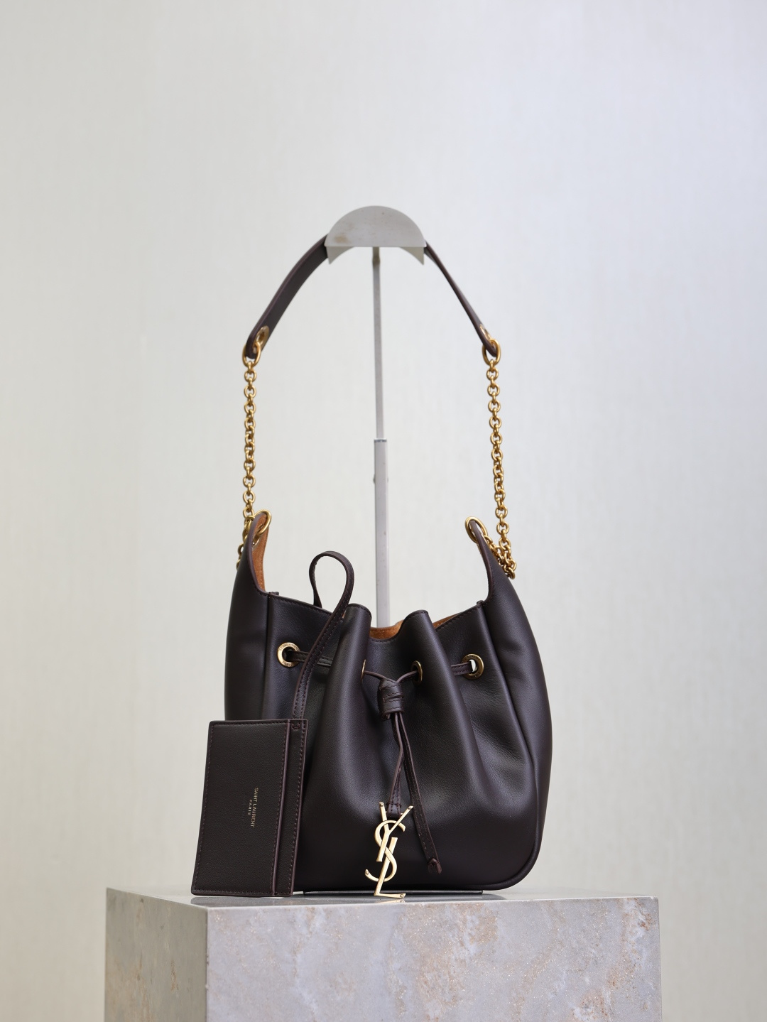 NO:772660,The Y drawstring bucket chain bag is carefully sewn with original calfskin and lined with suede, which feels soft, waxy and comfortable!  The retro chain and a little leather shoulder strap are super comfortable to carry!  The craftsmanship is quite recognizable, and you don’t have to worry about the space capacity to fit it in. The elasticated bag mouth makes it easier to store. If you like small bags, don’t miss this little cutie!  Model 804888 size 28x22x9cm, saint laurent, saint laurent, cowhide, chamois leather19860909Y家抽绳水桶链条包 全包采用原厂小牛皮精心缝制,内衬麂皮,手感软糯又舒适！复古链条配上一点小皮肩带背起来超级舒服！工艺颇有辨识度,空间容量不用担心绝对的够装,可松紧的包口更加好收纳,喜欢小包的绝对不要错过这只小可爱！ 型号804888 尺寸28x22x9cm,圣罗兰,saint laurent,cowhide,chamois leather,Bag