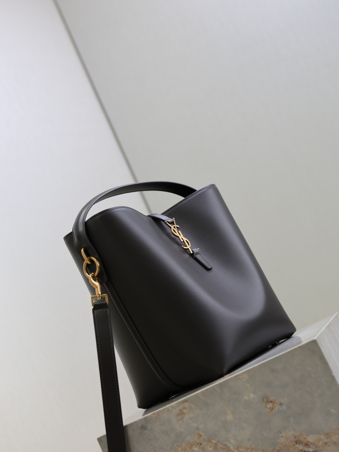 LE 5A`7 Series Bucket Bag in Gray Italian Calfskin Leather, 26 x 20 x 12 cm 4 cmp i1760344837849 9629 0 2
