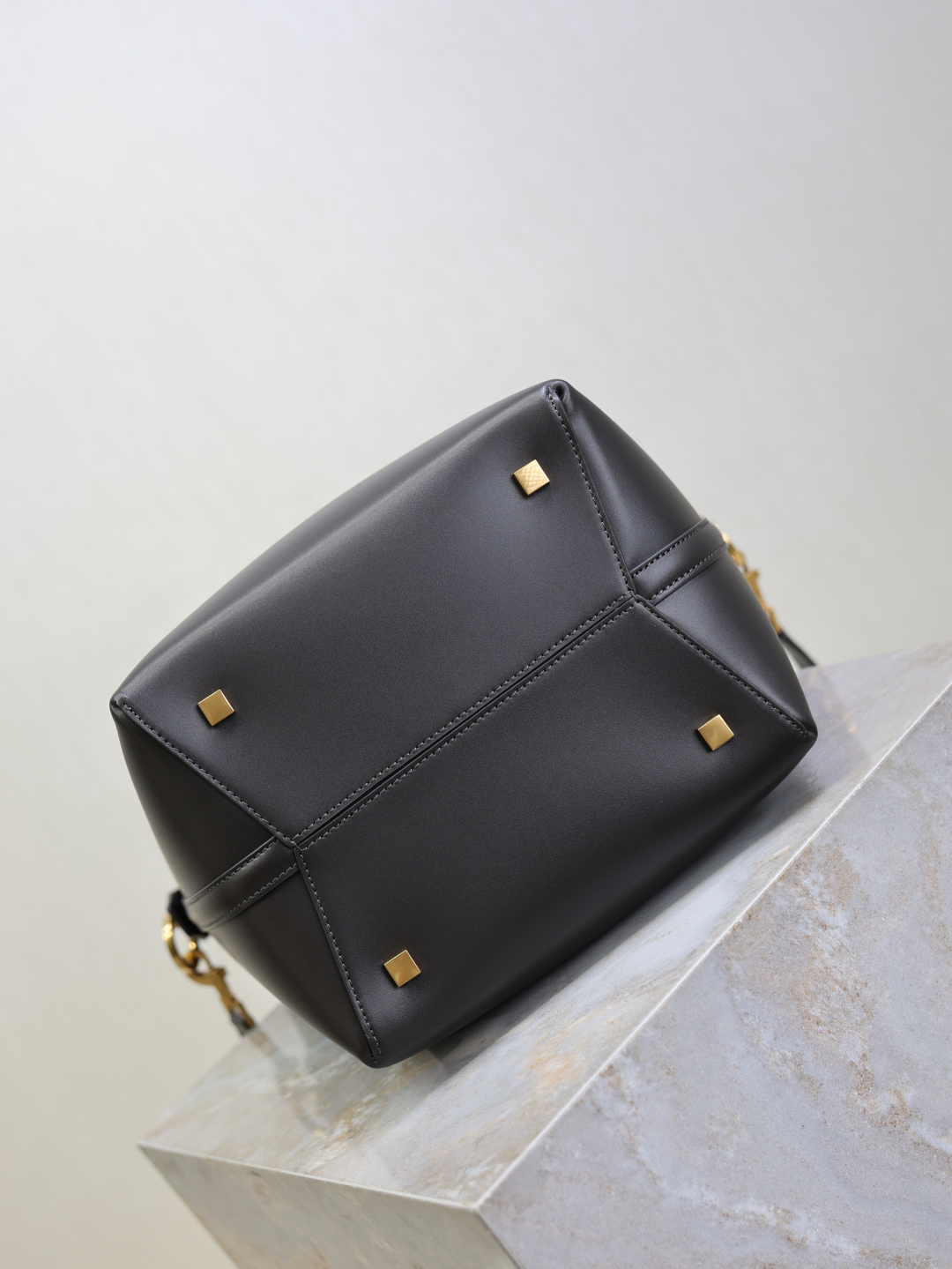 LE 5A`7 Series Bucket Bag in Gray Italian Calfskin Leather, 26 x 20 x 12 cm 10 cmp i1760344839164 4710 0 8