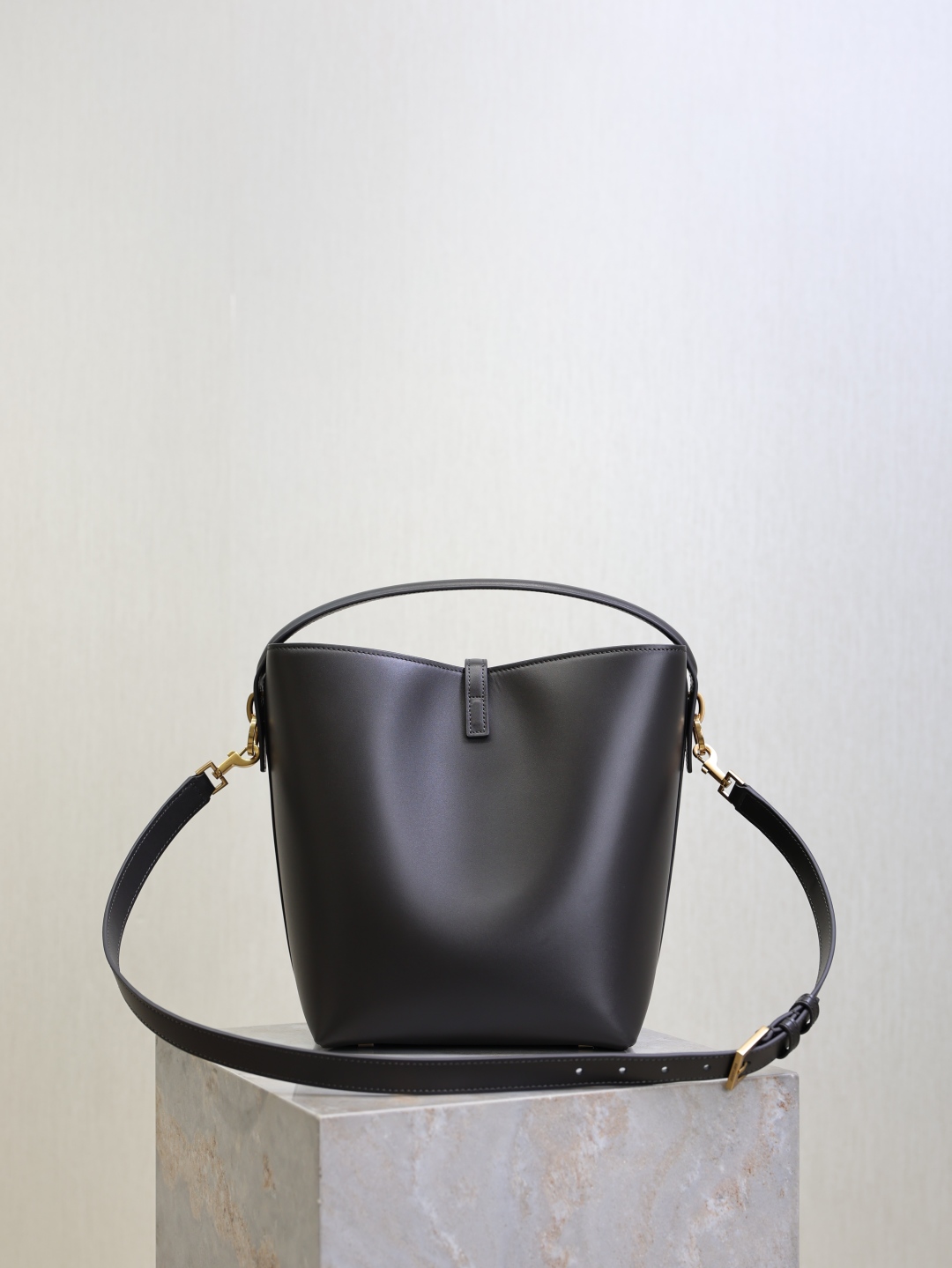 LE 5A`7 Series Bucket Bag in Gray Italian Calfskin Leather, 26 x 20 x 12 cm 9 cmp i1760344839969 7228 0 7