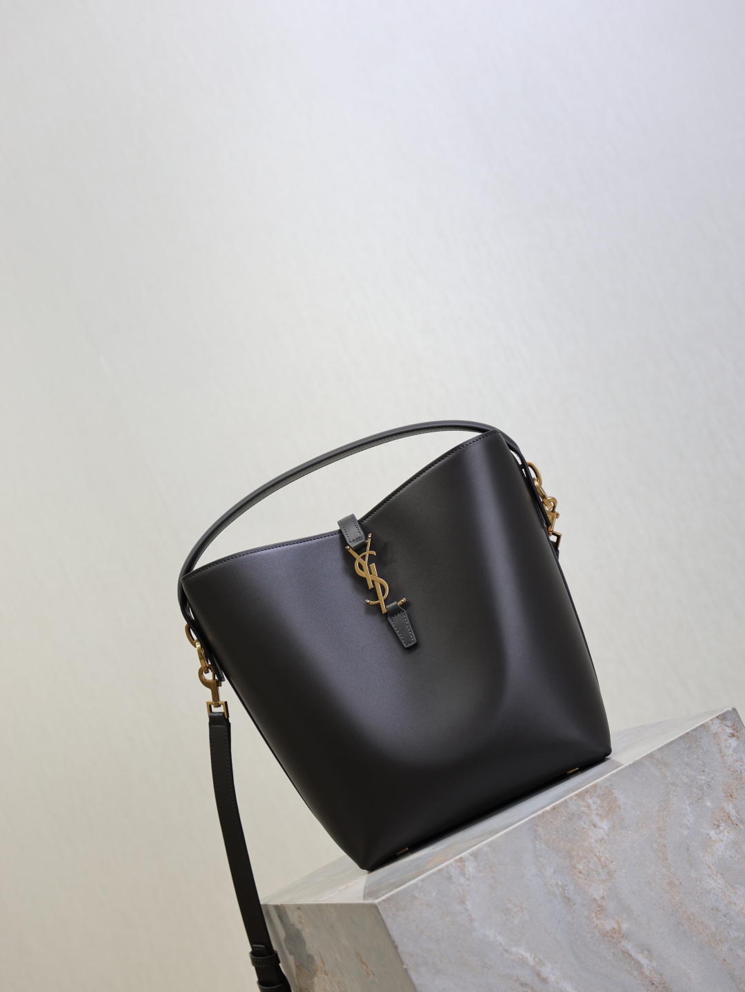 LE 5A`7 Series Bucket Bag in Gray Italian Calfskin Leather, 26 x 20 x 12 cm 3 cmp i1760344839971 4027 0 1