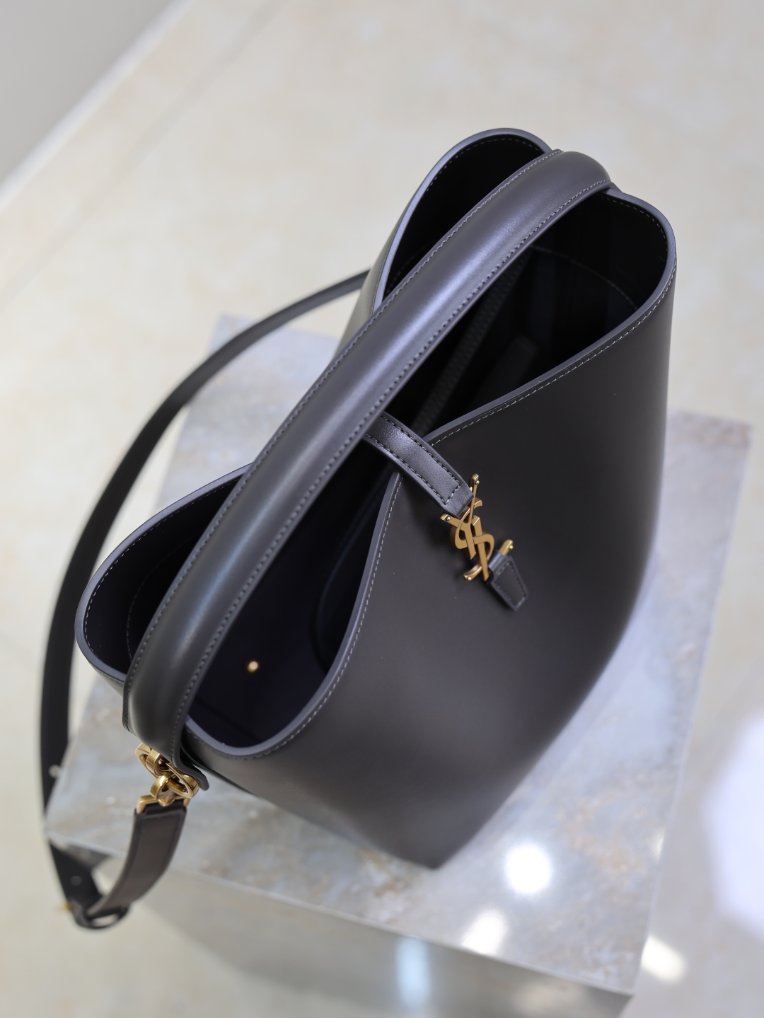 LE 5A`7 Series Bucket Bag in Gray Italian Calfskin Leather, 26 x 20 x 12 cm 7 cmp i1760344839979 5470 0 5
