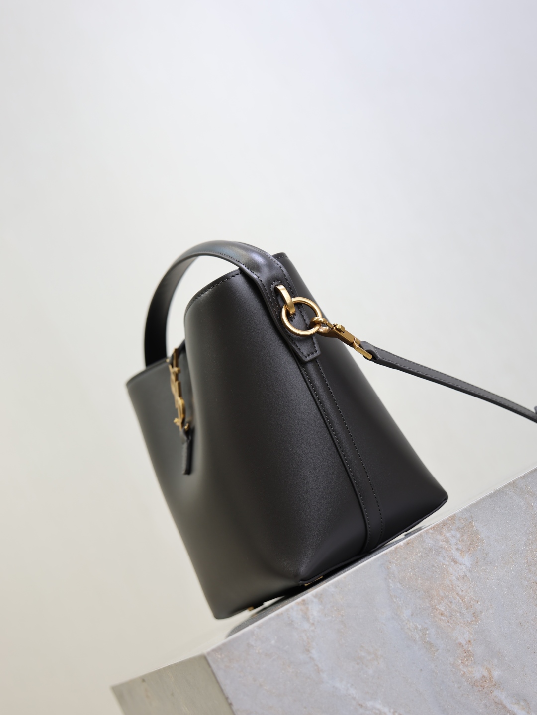 LE 37 Bucket Bag Small, Italian Calfskin Leather, Elegant and Modern Design 4 cmp i1760345235900 2927 0 2