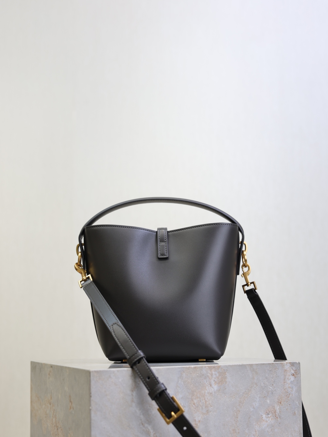 LE 37 Bucket Bag Small, Italian Calfskin Leather, Elegant and Modern Design 9 cmp i1760345235918 8092 0 6