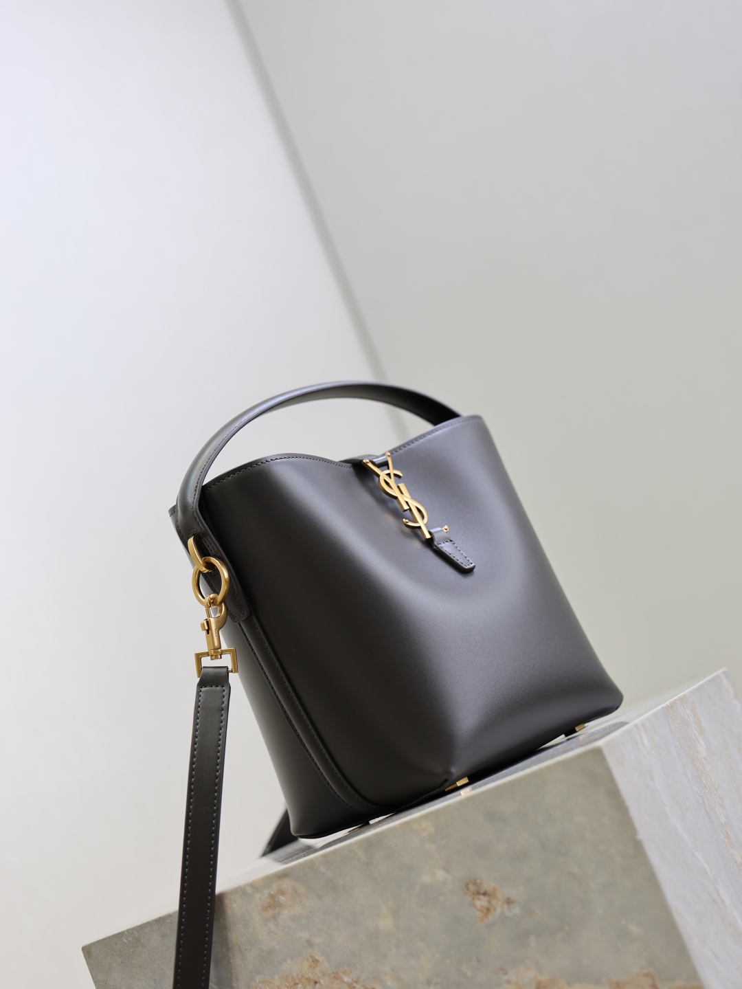 LE 37 Bucket Bag Small, Italian Calfskin Leather, Elegant and Modern Design 3 cmp i1760345235936 1877 0 1