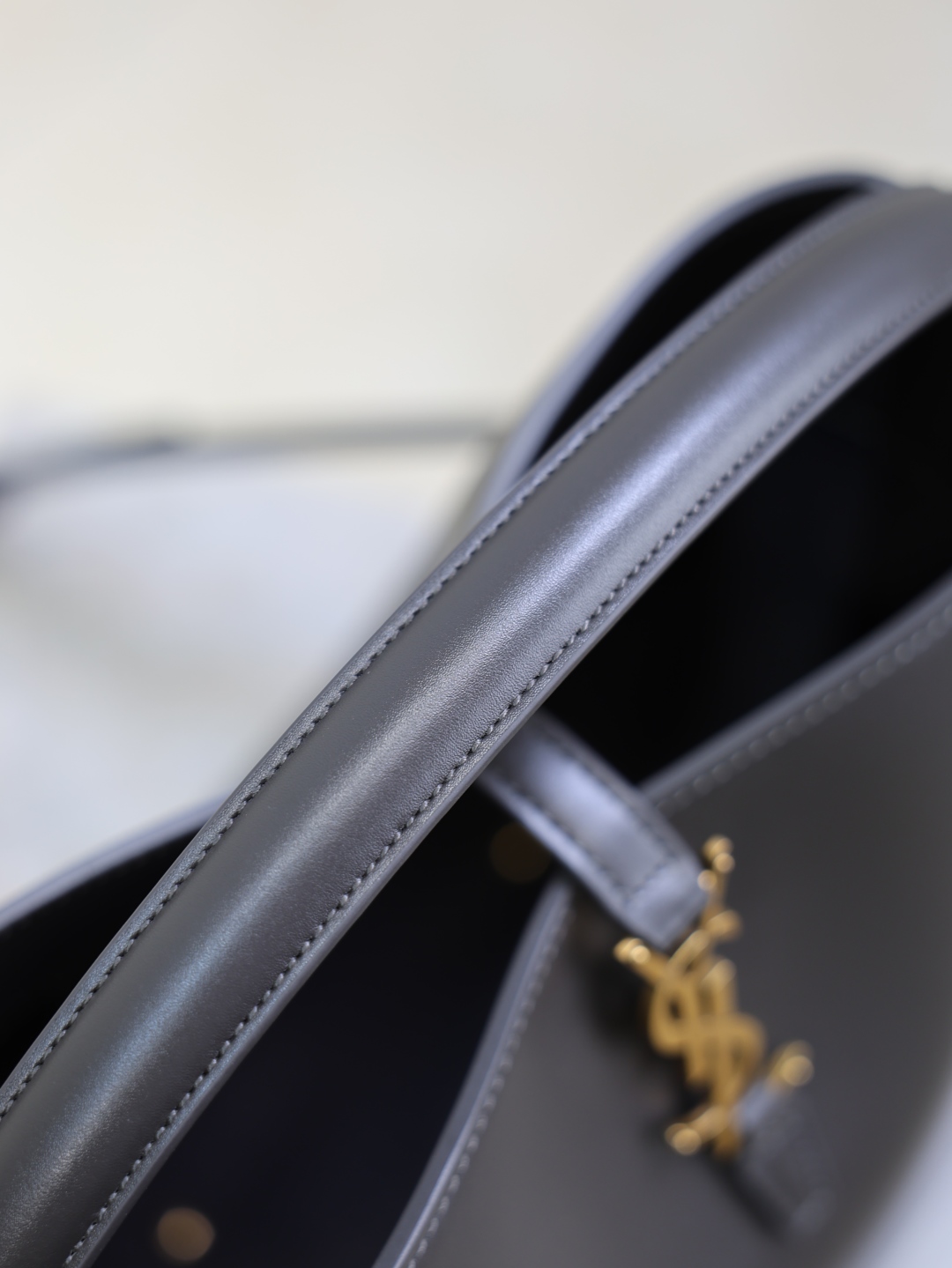 LE 37 Bucket Bag Small, Italian Calfskin Leather, Elegant and Modern Design 6 cmp i1760345236125 9205 0 4