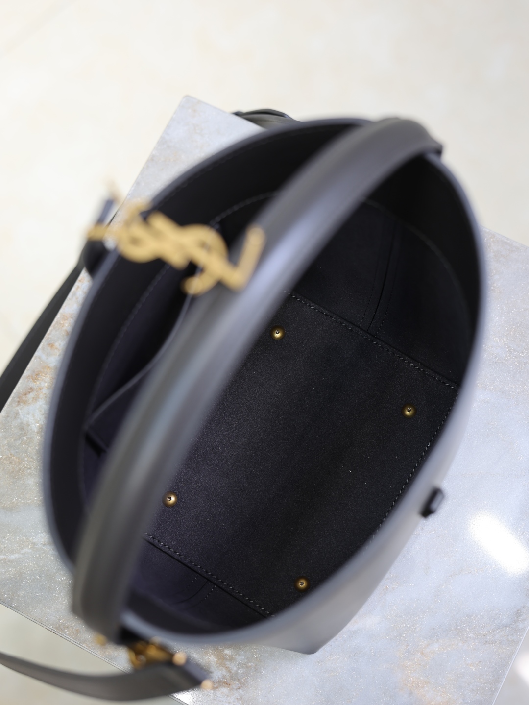 LE 37 Bucket Bag Small, Italian Calfskin Leather, Elegant and Modern Design 8 cmp i1760345236291 8717 0 5