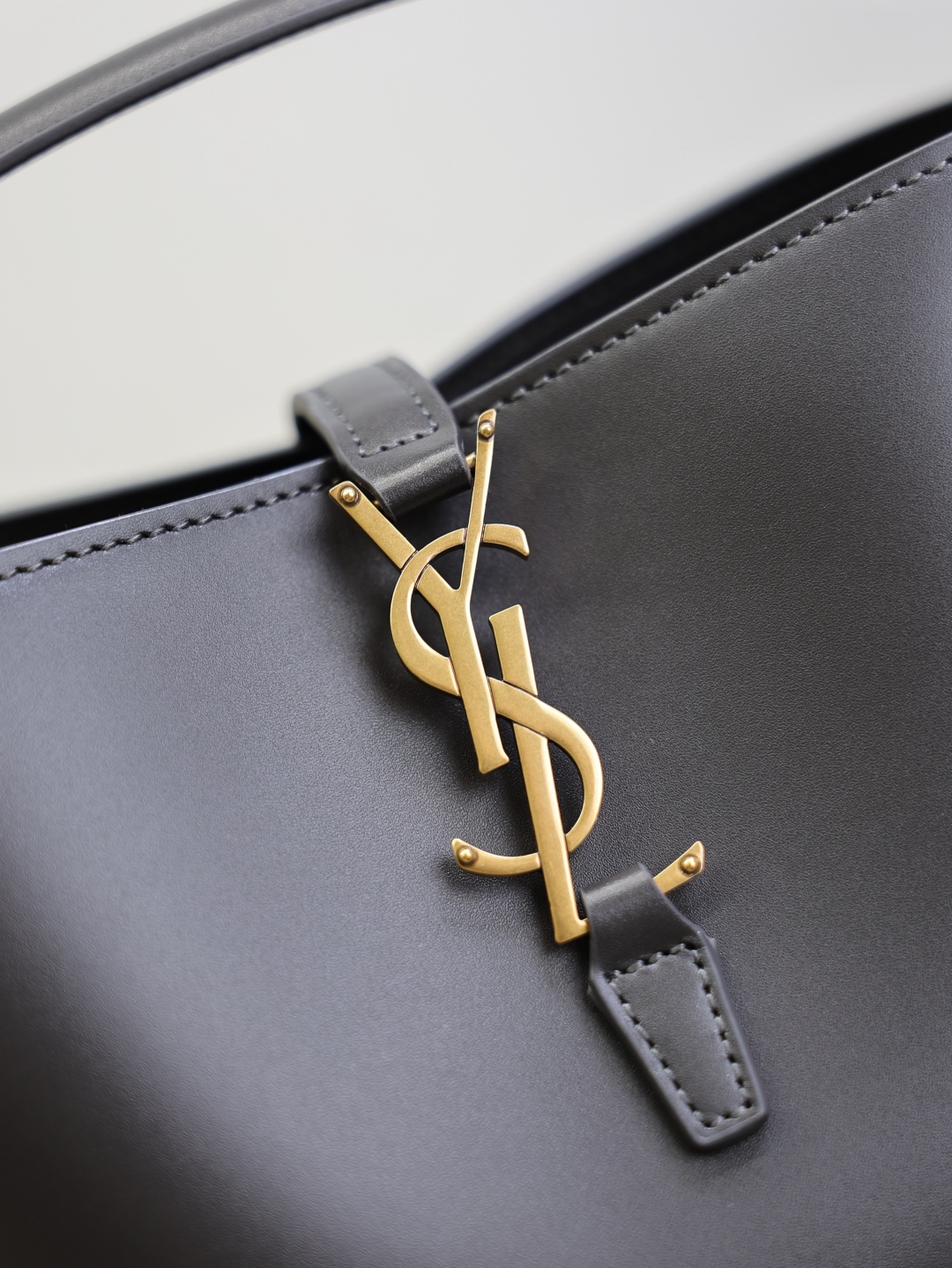 LE 37 Bucket Bag Small, Italian Calfskin Leather, Elegant and Modern Design 7 cmp i1760345238121 5565 0 8