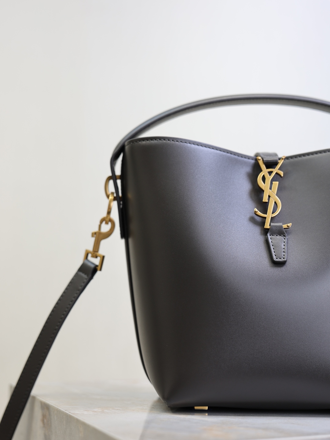 LE 37 Bucket Bag Small, Italian Calfskin Leather, Elegant and Modern Design 5 cmp i1760345239010 6806 0 3