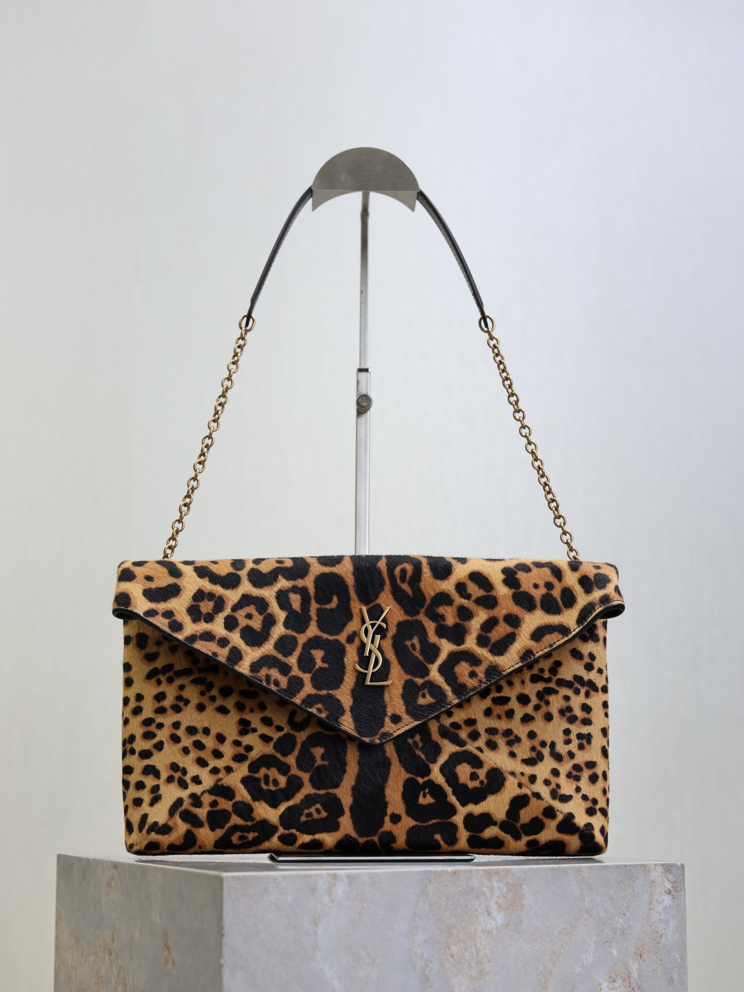 NO:771189,LE envelope chain clutch clutch bag has a smart personality, fashionable and versatile style, the shoulder strap can be stored, it can be carried on the shoulder as an armpit bag, or used as a clutch bag. The hand effect is exquisite and cool, ultra-light weight, and the capacity is nice!  Leopard print material with high-end leather, cool upper body!  Style No. 769307 Size 29.5×18×4.5cm, saint laurent, saint laurent, handbag19860909LE 信封式链条手拿包 手拿包 个性干练,款式时尚百搭,肩带可收纳,既可肩背做腋下包,也可以做为手拿包使用.手拿效果精致酷飒,超轻自重,容量 nice！豹纹材质配皮高级,上身酷飒！ 款号769307 尺寸29.5×18×4.5cm,圣罗兰,saint laurent,handbag,Bag