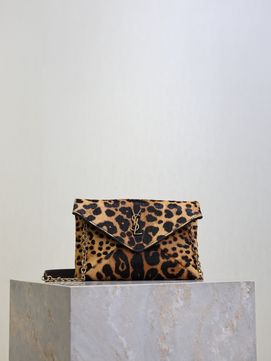 NO:771197,LE envelope chain/clutch clutch bag has a smart personality, fashionable and versatile style, the shoulder strap can be stored, it can be carried on the shoulder or cross-body, or used as a clutch bag. The hand effect is exquisite and cool, ultra-light weight, and the capacity is nice!  Leopard print material with high-end leather, cool upper body!  Style No. 819271 Size 19×12×3cm, saint laurent, saint laurent, handbag19860909LE 信封式链条/手拿包 手拿包 个性干练,款式时尚百搭,肩带可收纳,既可肩背斜挎,也可以做为手拿包使用.手拿效果精致酷飒,超轻自重,容量 nice！豹纹材质配皮高级,上身酷飒！ 款号819271 尺寸19×12×3cm,圣罗兰,saint laurent,handbag,Bag