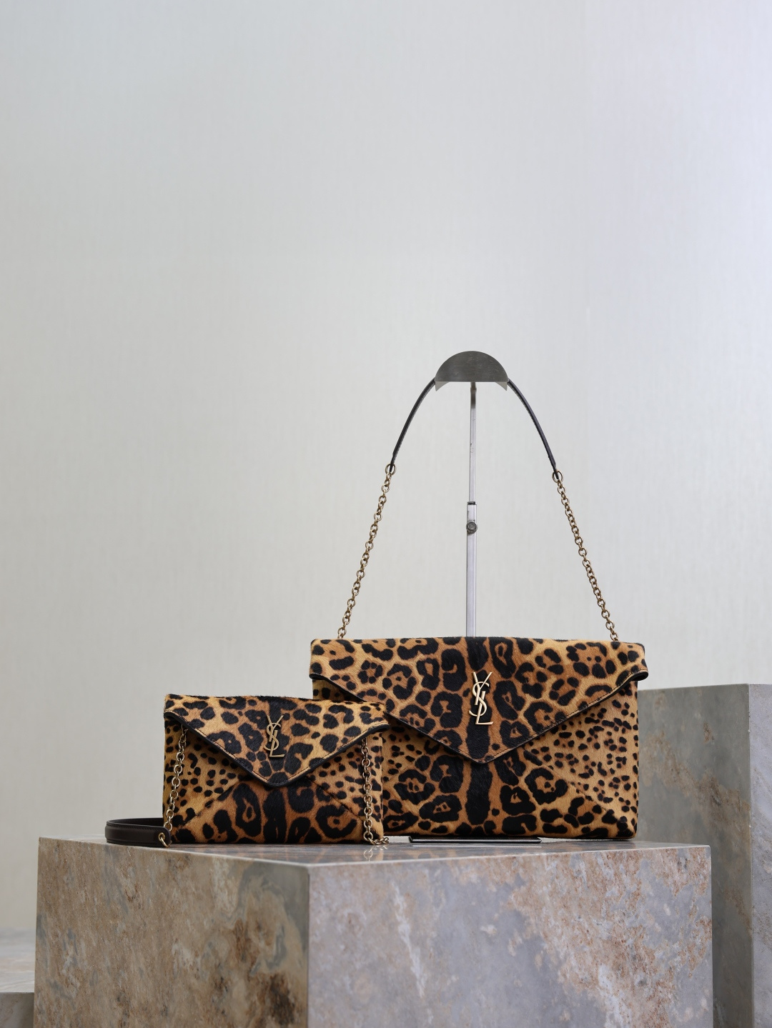 LE sobre con cadena/bolso de mano, serie leopardo, colección