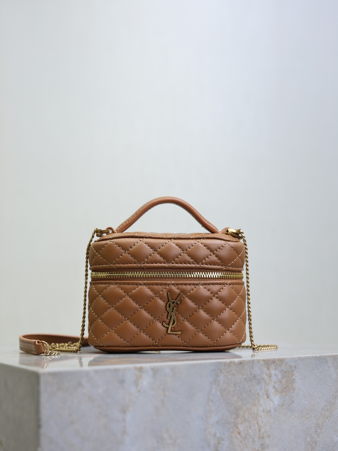 NO:771956,GABY mini chain cosmetic bag is an indispensable member of the niche product. It has been loved by many bloggers as soon as it was launched. It feels soft and delicate ~ the detachable shoulder strap makes the overall look simple and elegant. The small bag body can also be carried in many ways, and the design is cute and artistic. Model No. 819285 Size 12×8×4cm, saint laurent, saint laurent, cosmetic bags & cases19860909GABY mini 链条化妆包 小众单品中不可或缺的一员,一面市就受到不少博主的喜爱 ,手感柔软细腻～可拆卸肩带,整体看上去简约大气.小小包身也能演绎多种背法,设计可爱有文艺. 款号819285 尺寸12×8×4cm,圣罗兰,saint laurent,cosmetic bags & cases,Bag