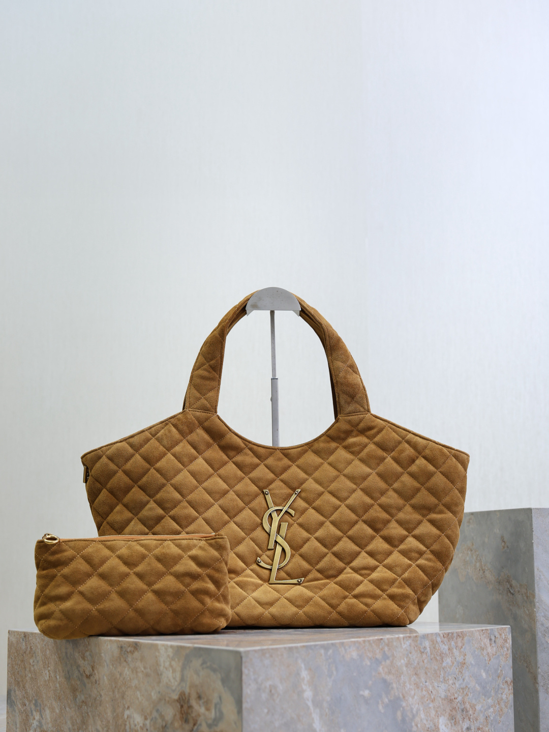 NO:771512,Suede model · New small icare shopping bag is online, the iconic ICARE handbag is presented in a versatile tote bag size. The handbag shows modern charm and can be worn in a variety of ways. It is more delicate and compact than the large size, and is very suitable for daily outings or commuting~ The suede feels soft and fufu, and it does not tighten your shoulders after being carried for a long time. The bag is lightweight and can be worn casually with a shirt or sweater. It gives you a casual and elegant Parisian relaxed feeling. It is the best commuter bag!  Model 858191 Size: 31/46 x 28 x 15/5cm Handle height: 20cm, saint laurent, saint laurent, totes, shirts, chamois leather19860909麂皮款· 全新小号icare购物袋上线,标志性ICARE手袋以百搭托特包尺寸呈现.手袋展现现代魅力,演绎多种佩戴方式.比起大号更显精致小巧,日常出门或通勤背都超合适~麂皮摸起来软fufu的,背久了也完全不勒肩,包身轻便,随便搭件衬衫或针织衫,那种随性又优雅的巴黎松弛感就出来了,最佳通勤包！ 型号858191 尺寸:31/46 x 28 x 15/5cm 提手高度:20cm,圣罗兰,saint laurent,totes,shirts,chamois leather,Bag