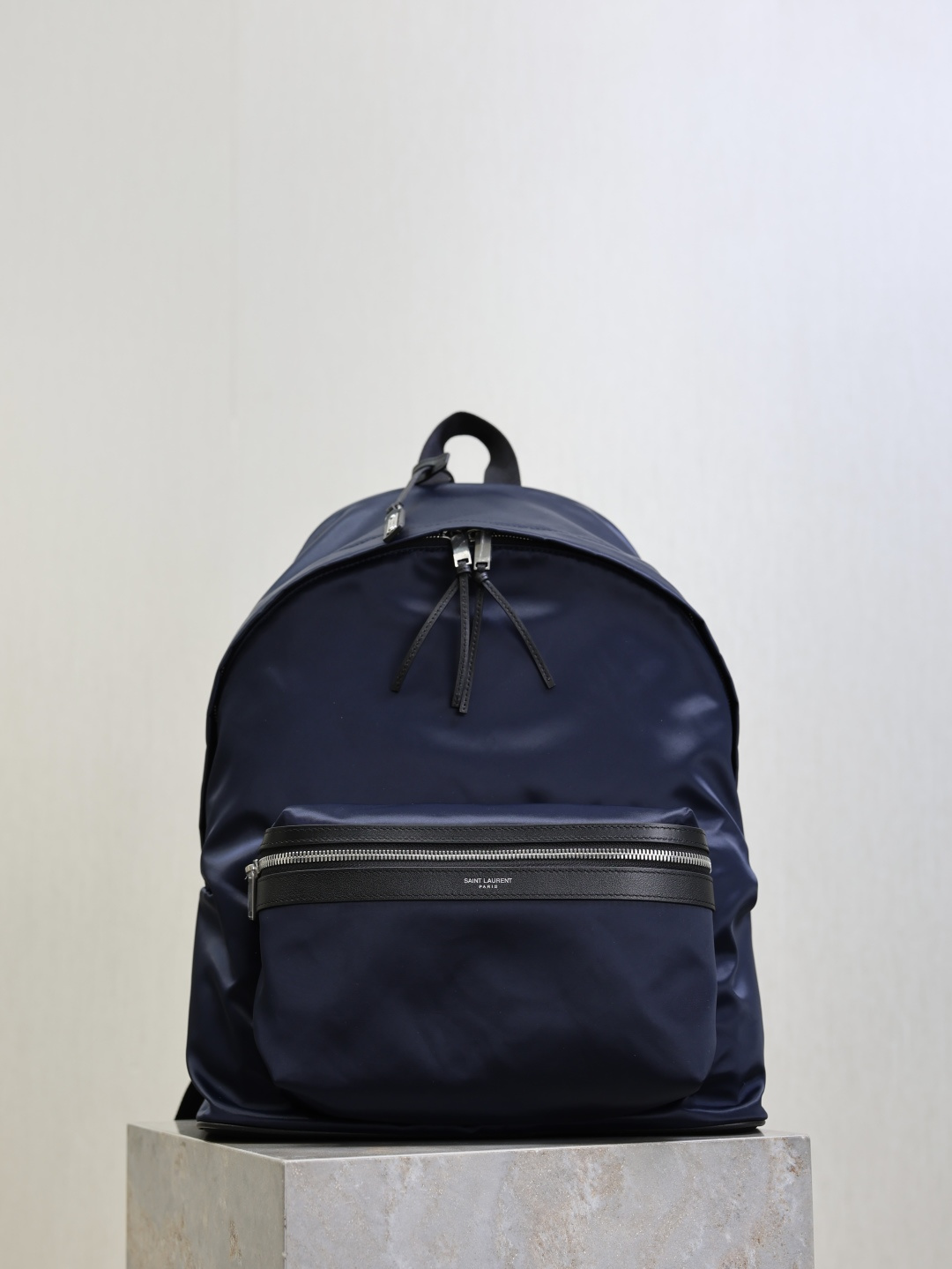 NO:582327,The blue silk and cowhide backpack has arrived. It is launched in a limited edition at the counter. It is made of matching fabrics with exquisite workmanship and matched with imported Italian cowhide. It is light and convenient, practical and can be packed. It is simple and versatile, suitable for both men and women!  Size 30x38x17cm model 326865, saint laurent, saint laurent, cowhide19860909蓝色丝绸配牛皮· 双肩包到了 专柜限量推出 精工细活的打造出对版布料,搭配进口意大利牛皮,很轻很方便,实用也很能装,简约百搭款,男女通用！ 尺寸30x38x17cm 型号326865,圣罗兰,saint laurent,cowhide,Bag