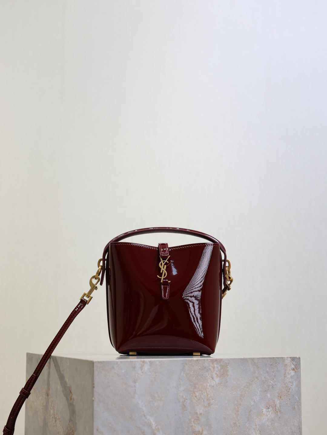 NO:582315,Burgundy Patent Leather · LE 37_Bucket Bag Mini The bucket bag has become a hit in the fashion circle!  The outline of the bag is simple and three-dimensional, and it looks stiff but not too sharp. Paired with the newly designed plug-in bag buckle with the brand's iconic logo, the overall body gives a unique and elegant temperament that is both classic and elegant, but also fashionable and modern. Style number 765870, size 15x13x6cm, saint laurent, saint laurent19860909酒红色漆皮· LE 37_水桶包迷你 出场既火爆时尚圈的水桶包！ 包身轮廓简洁、立体,看上去硬挺却不会太凌厉. 搭配上品牌标志性logo新设计的插入式包扣,整体给人一种既经典优雅,又很时髦现代的独特气质. 款号765870 尺寸15x13x6cm,圣罗兰,saint laurent,Bag