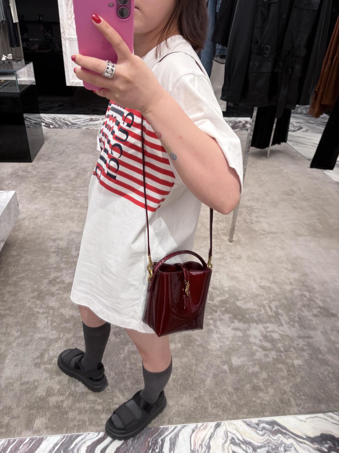 NO:582326,Its color is like the remaining warmth on the rim of a red wine glass, with a hint of warmth and tenderness, Saint Laurent, saint laurent19860909它的颜色如同红酒杯沿的余温 带着一丝温暖与柔情,圣罗兰,saint laurent,Bag