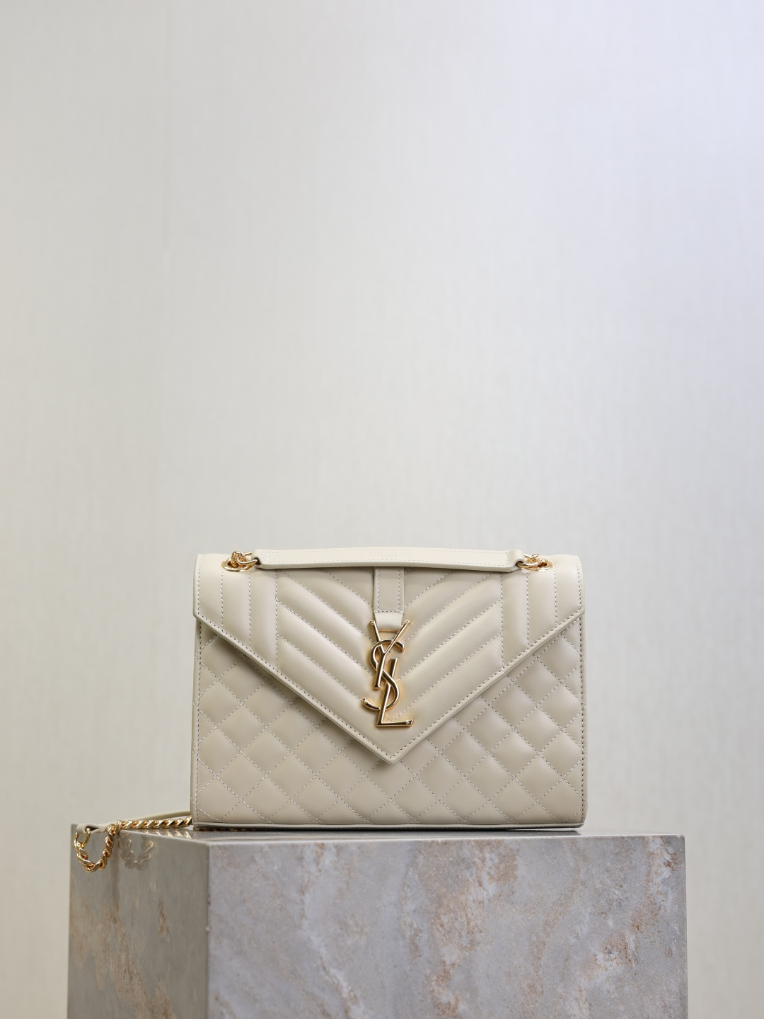 NO:582446,白色平纹金扣· Envelope_中号信封包 最新款V纹拼菱格的信封包,意大利进口牛皮,非常大气的一款 ,黑色搭配金色五金很经典,百搭款！  It’s OK to carry it over the shoulder or cross-body!  Can be pretended again!  Model 487206 size 24×17.5×6cm, saint laurent, saint laurent, cowhide19860909白色平纹金扣· Envelope_中号信封包 最新款V纹拼菱格的信封包,意大利进口牛皮,非常大气的一款 ,黑色搭配金色五金很经典,百搭款！肩背斜挎都ok！又能装！ 型号487206 尺寸24×17.5×6cm,圣罗兰,saint laurent,cowhide,Bag