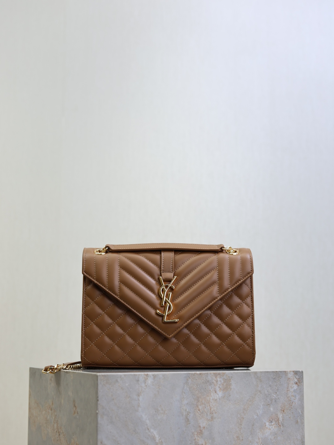 NO:575024,Caramel plain gold buckle · Enveloe_Medium envelope bag The latest envelope bag with V pattern and rhombus, imported cowhide from Italy, a very stylish one, black with gold hardware is very classic, versatile style!  It’s OK to carry it over the shoulder or cross-body!  Can be pretended again!  Model 487206 size 24×17.5×6cm, saint laurent, saint laurent, cowhide19860909焦糖平纹金扣· Enveloe_中号信封包 最新款V纹拼菱格的信封包,意大利进口牛皮,非常大气的一款 ,黑色搭配金色五金很经典,百搭款！肩背斜挎都ok！又能装！ 型号487206 尺寸24×17.5×6cm,圣罗兰,saint laurent,cowhide,Bag