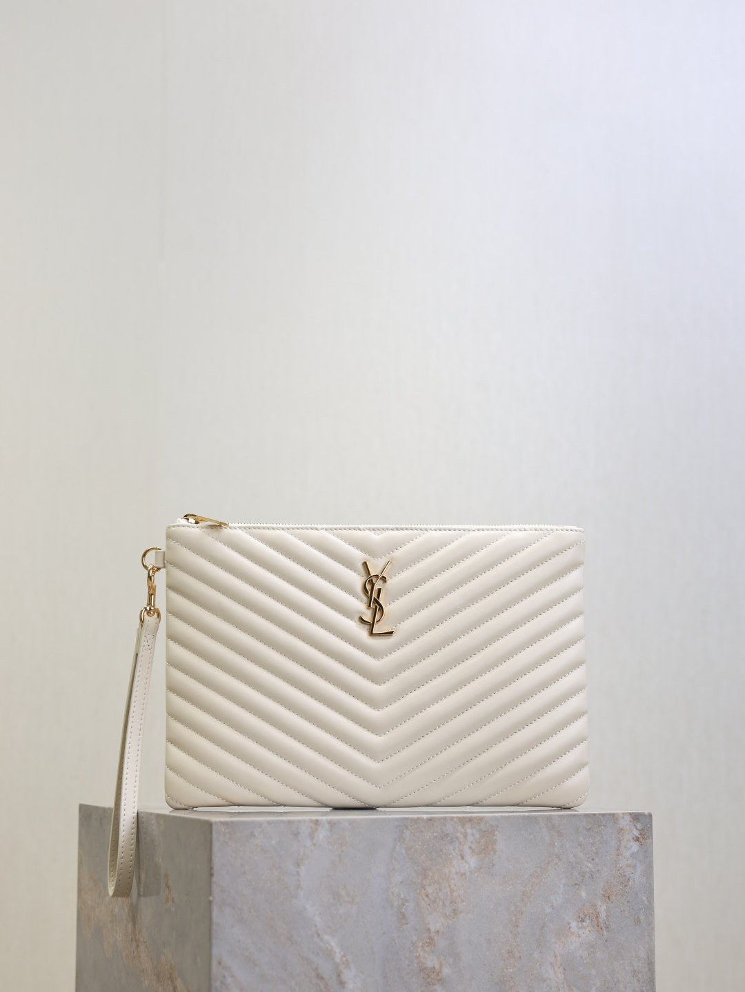 NO:582437,White gold buckle·30cm Monogram_jacquard stitching document clutch, with original calfskin grosgrain lining, top zipper closure, detachable handle, imported hardware, complex grid cutting, 6 card slots inside, large capacity!  Model 413444 size 30×21.5×2cm, saint laurent, saint laurent, cowhide19860909白色金扣·30cm Monogram_提花拼接文件手包,采用原厂小牛皮罗缎衬里,顶级拉链封口,可拆卸提手,进口五金,复杂格线裁,内里有6个卡位,容量大！ 型号413444 尺寸30×21.5×2cm,圣罗兰,saint laurent,cowhide,Bag