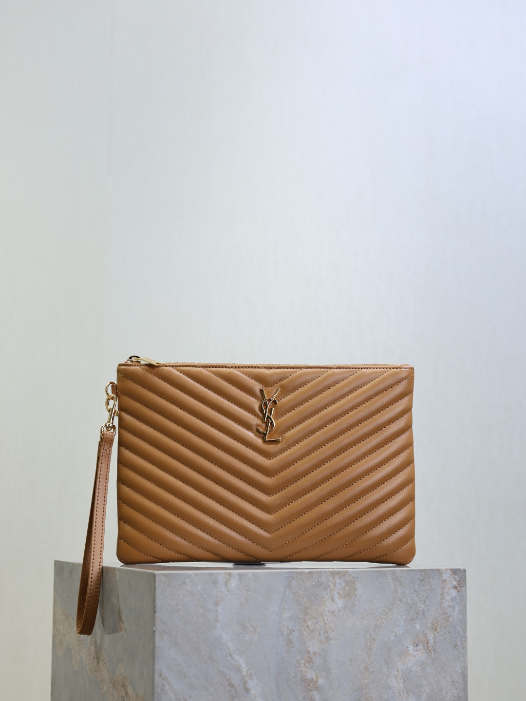 NO:582448,Caramel gold buckle·30cm Monogram_jacquard stitching document clutch, using original calfskin grosgrain lining, top zipper closure, detachable handle, imported hardware, complex grid cutting, 6 card slots inside, large capacity!  Model 413444 size 30×21.5×2cm, saint laurent, saint laurent, cowhide19860909焦糖金扣·30cm Monogram_提花拼接文件手包,采用原厂小牛皮罗缎衬里,顶级拉链封口,可拆卸提手,进口五金,复杂格线裁,内里有6个卡位,容量大！ 型号413444 尺寸30×21.5×2cm,圣罗兰,saint laurent,cowhide,Bag