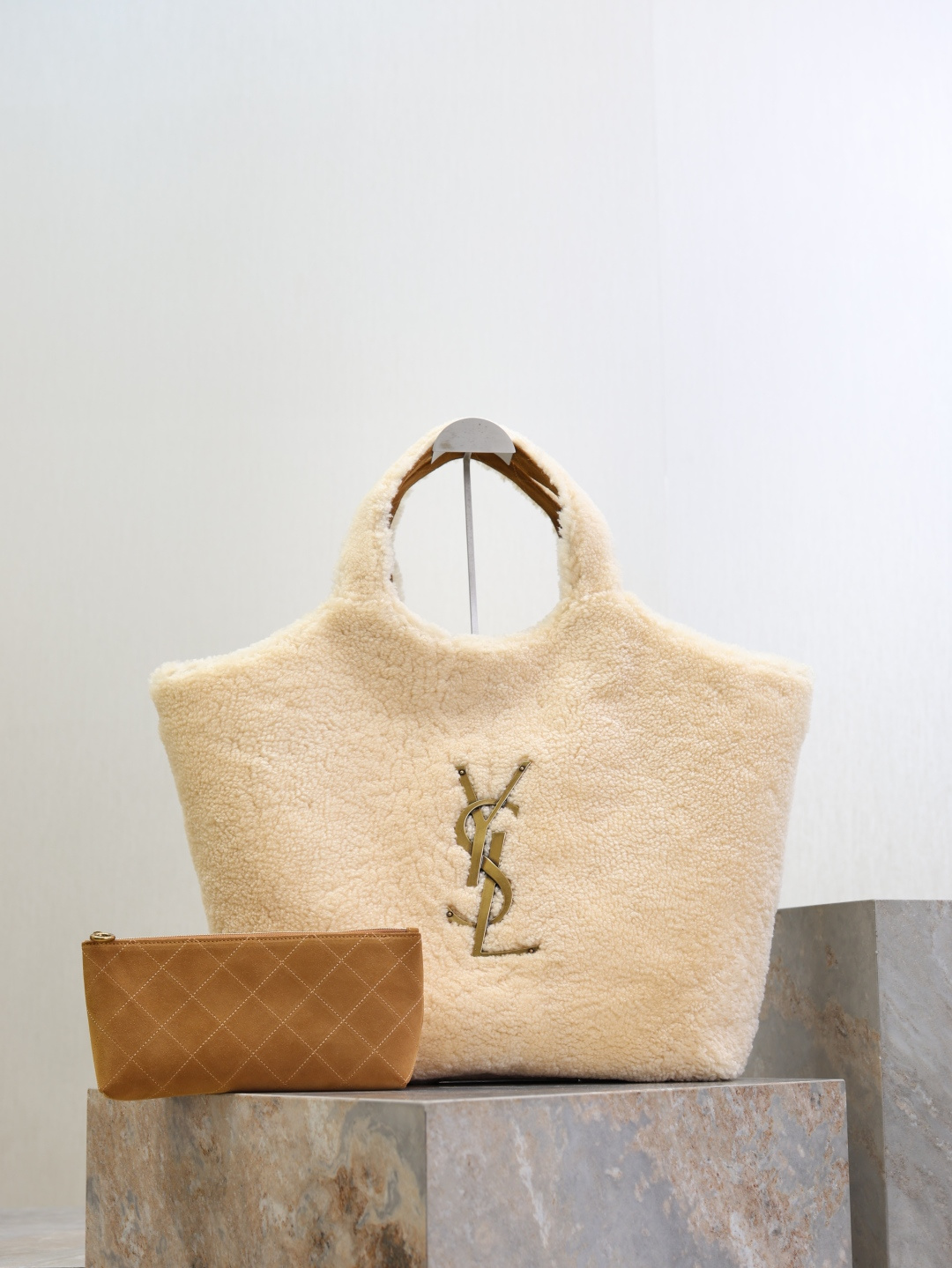 NO:771484,ICARE·Large Size Lamb Wool The most eye-catching lamb wool must be planted ~ the gentle camel-colored body and cream-colored lamb plush edges are warm and soft, and the texture is particularly healing!  It’s so chic that I cry!  Full of sense of the times, the design is casual and fashionable, a tool for autumn and winter, so gentle and high-end. Model 698651. Large bag size, opening width 58cm, bottom width 47cm, height (with wrist) 61cm, bottom side width 8cm, small bag size 27x13x8cm, saint laurent, saint laurent19860909ICARE·大号羊羔毛 最抓人眼球的羊羔毛一定要种草～温柔的驼色包身奶油色羊羔毛绒边缘 保暖软萌的质地特别治愈！ 真心Chic到哭 ！满满的时代感 设计随意又时髦 秋冬搭配利器 好温柔又高级的一款 型号698651 大包尺寸开口宽度58cm  底部宽度47cm  高度（带手腕）61cm  底部侧宽8cm 小包尺寸27x13x8cm,圣罗兰,saint laurent,Bag