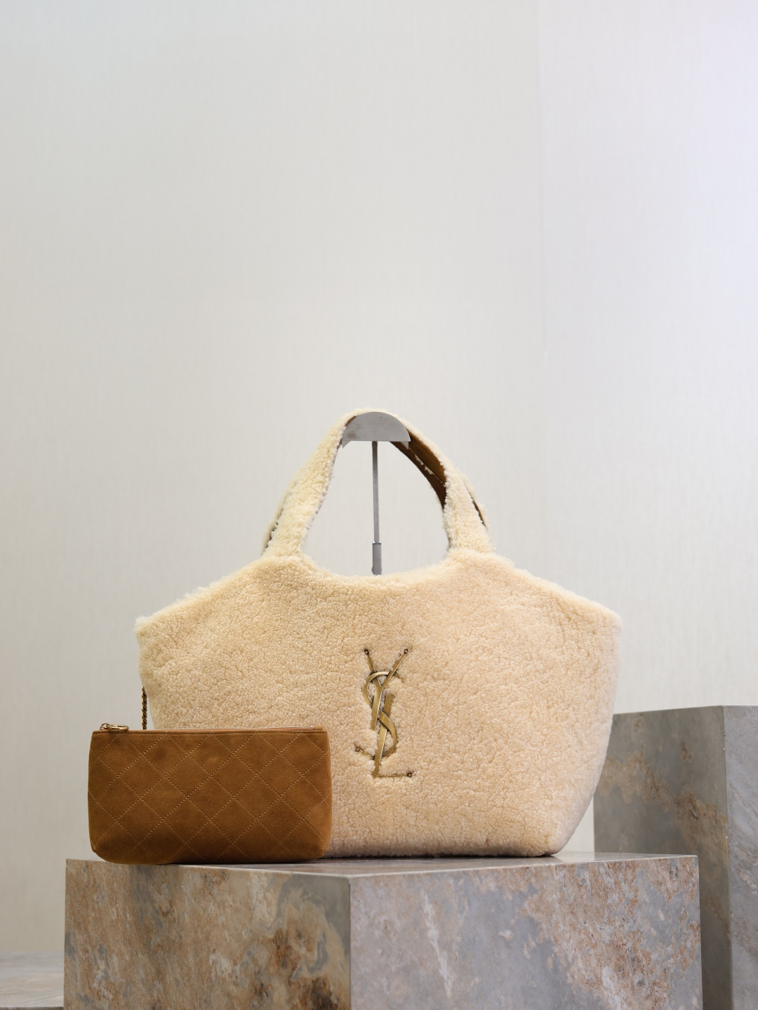 NO:771492,ICARE·Small size lamb wool. The most eye-catching lamb wool must be planted ~ the gentle camel-colored body and cream-colored lamb plush edges are warm and soft, and the texture is particularly healing!  It’s so chic that I cry!  Full of sense of the times, the design is casual and fashionable, a great tool for autumn and winter, so gentle and high-end. Model 858191, size 31/46×28×15/5cm, handle height 20cm, saint laurent, saint laurent19860909ICARE·小号羊羔毛 最抓人眼球的羊羔毛一定要种草～温柔的驼色包身奶油色羊羔毛绒边缘 保暖软萌的质地特别治愈！ 真心Chic到哭 ！满满的时代感 设计随意又时髦 秋冬搭配利器 好温柔又高级的一款 型号858191 尺寸31/46×28×15/5cm 提手高度20cm,圣罗兰,saint laurent,Bag