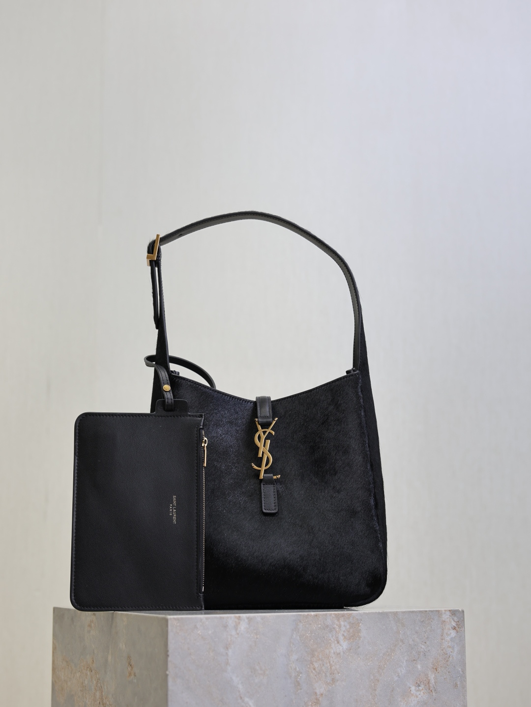 NO:771575,Black horsehair style·[original leather] popular LE 5A7 armpit bag. This year's hot second-hand armpit bag has always been very popular. The bag design is very simple and advanced. The capacity is sufficient. It is light and can be packed. It is not outdated. It is perfect~ Retro feel concave shape. Another popular model. Model 713938, size 23×22×8.5cm, saint laurent, saint laurent19860909黑色马毛款·【原厂皮】 爆款LE 5A7腋下包 今年大火的中古款腋下包 一直很受欢迎 包型设计又很简单又高级 容量足够用 轻便能装 又不过时真是太完美la～ 复古feel凹造型 又一款种草爆款 型号713938 尺寸23×22×8.5cm,圣罗兰,saint laurent,Bag