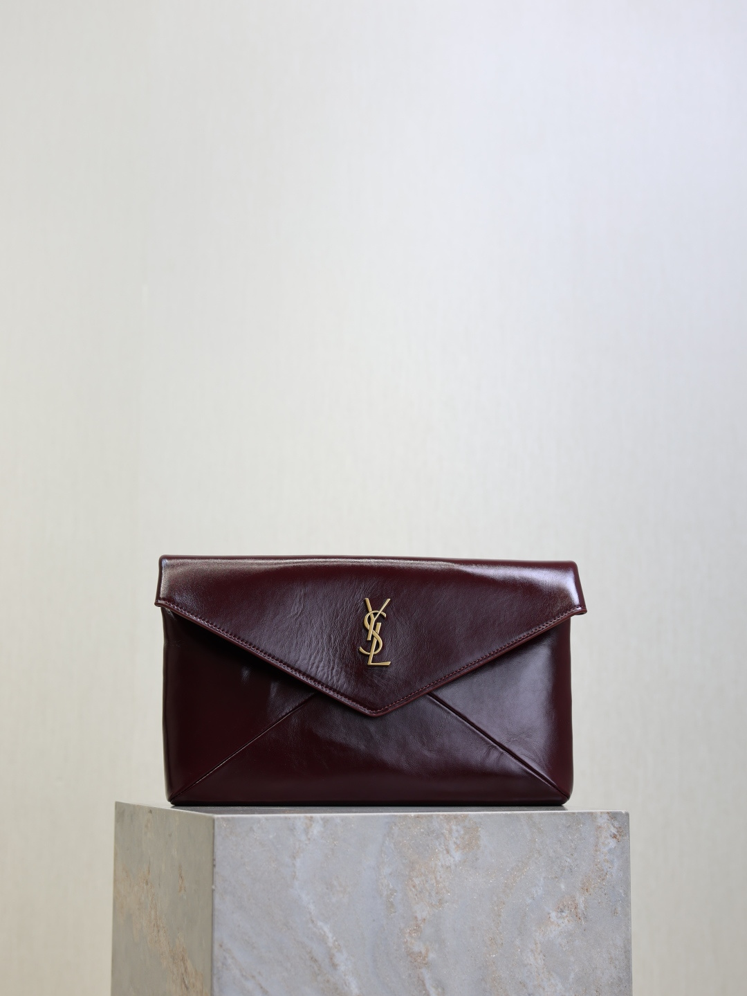 NO:771840,[Maroon Gold Buckle] LE envelope-style clutch bag_ New clutch bag with a capable personality, exquisite and cool hand effect, ultra-light weight, nice capacity!  The sheepskin material is soft, delicate, high-end, super durable, and goes well with autumn and winter. It can be worn with various styles of coats, sweaters, and suits!  It’s full of minimalist style, and the upper body is high-end and cool!  Style No. 769307 Size 29.5×18×4.5cm, saint laurent, saint laurent, handbag, sweaters, business suit, sheepskin19860909【枣红金扣】 LE 信封式手拿包_ 新款手拿包 个性干练,手拿效果精致酷飒,超轻自重,容量 nice！羊皮材质柔软细腻又高级,超耐用,与秋冬超搭,穿大衣/毛衣/西装各种风格都可搭配！又是极简风拉满,上身高级又酷飒！ 款号769307 尺寸29.5×18×4.5cm,圣罗兰,saint laurent,handbag,sweaters,business suit,sheepskin,Bag