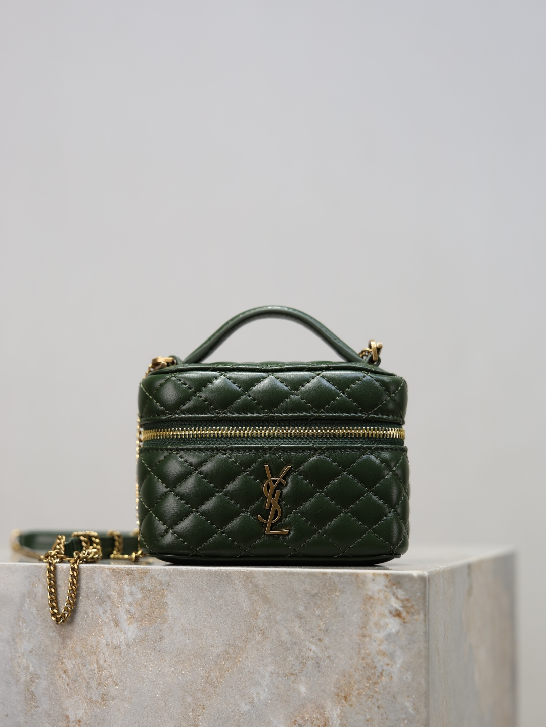 NO:771974,GABY mini chain cosmetic bag is an indispensable member of the niche product. It has been loved by many bloggers as soon as it was launched. It feels soft and delicate ~ the detachable shoulder strap makes the overall look simple and elegant. The small bag body can also be carried in many ways, and the design is cute and artistic. Model No. 819285 Size 12×8×4cm, saint laurent, saint laurent, cosmetic bags & cases19860909GABY mini 链条化妆包 小众单品中不可或缺的一员,一面市就受到不少博主的喜爱 ,手感柔软细腻～可拆卸肩带,整体看上去简约大气.小小包身也能演绎多种背法,设计可爱有文艺. 款号819285 尺寸12×8×4cm,圣罗兰,saint laurent,cosmetic bags & cases,Bag