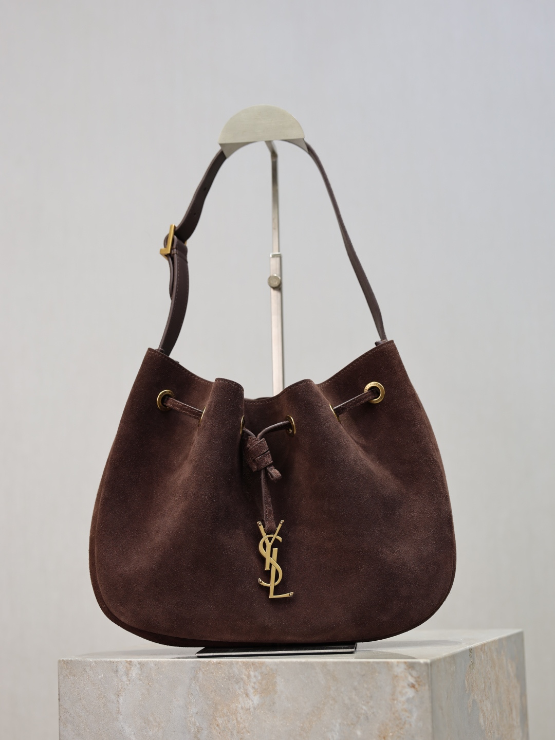 【Piel original】Ante café PARIS VII Bolso HOBO pequeño de ante, cierre de cordón de cuero de vaca, con el colgante icóni…