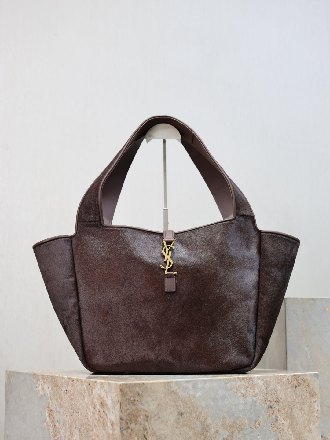NO:771547,Coffee with fur gold buckle · Bea_New shopping bag/hobo bag Many girls want to buy a big bag in autumn and winter, and Bea is very suitable. It has a good leather feel from the inside to the outside. There are two leather straps on the inside of the bag. When tied, it becomes a Hobo. The capacity is very sufficient, and a 13-inch MacBook can be included!  Paired with a soft enough bag body, the bag will also form a natural concave curvature, making the upper body feel very relaxed and comfortable, making the whole person appear casual and free and easy!  Model 763435 size 50×28×18cm, saint laurent, saint laurent19860909咖啡配皮毛金扣· Bea_新款购物袋/hobo包 很多女生一到秋冬天就想买只大包,Bea这款就非常合适,从内到外的皮质感都很好,包身内侧有两根皮质系带,系上后就变成了只Hobo.容量非常充足,13寸macbook可纳入！ 搭配足够柔软的包身,包包还会形成自然的凹陷弧度,上身会给人非常轻松自在感觉,显得整个人随性又洒脱！ 型号763435 尺寸50×28×18cm,圣罗兰,saint laurent,Bag