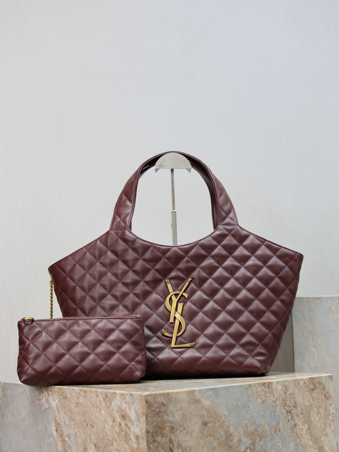 NO:771546,The new small icare shopping bag is online, and the iconic ICARE handbag is presented in the size of a versatile tote bag. The handbag shows modern charm and can be worn in a variety of ways. It is more delicate and compact than the large size, and is very suitable for daily outings or commuting ~ The top-grade nappa sheepskin feels soft and fufu, and it does not tighten your shoulders after being carried for a long time. The bag is lightweight and can be worn casually with a shirt or sweater. It gives you that casual and elegant Parisian relaxed feeling. It is the best commuter bag!  Model 858191 Size: 31/46 x 28 x 15/5cm Handle height: 20cm, saint laurent, saint laurent, totes, shirts, sheepskin19860909全新小号icare购物袋上线,标志性ICARE手袋以百搭托特包尺寸呈现.手袋展现现代魅力,演绎多种佩戴方式.比起大号更显精致小巧,日常出门或通勤背都超合适~顶级纳帕羊皮摸起来软fufu的,背久了也完全不勒肩,包身轻便,随便搭件衬衫或针织衫,那种随性又优雅的巴黎松弛感就出来了,最佳通勤包！ 型号858191 尺寸:31/46 x 28 x 15/5cm 提手高度:20cm,圣罗兰,saint laurent,totes,shirts,sheepskin,Bag