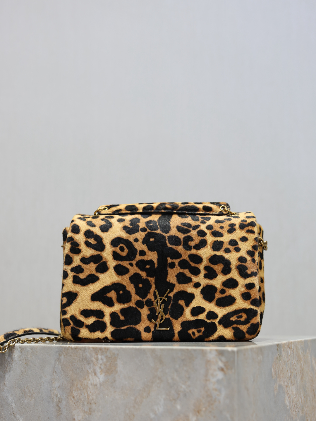 NO:771170,JAMIE_mini leopard print new product series really touched my heart, who knows?  The customized pattern is matched with imported Italian lambskin, and the entire bag is designed with a classic retro distressed version, breaking the elements. It is very beautiful and fashionable, and will not be out of date. The basic model can also be matched with a lot of feeling. It is not bad on the street. The material is durable and versatile for commuting. It is unexpectedly light and very practical. It is an absolute must-have item!  Style number 766754 size 20×12×7cm, saint laurent, saint laurent, sheepskin19860909JAMIE_mini 豹纹款 新品系列真的有戳中我心巴,谁懂啊？ 订制花纹搭配进口意大利小羊皮,整个包型以经典复古做旧版的设计,打破元素,非常好看时髦,且不会过时,基础款也可以搭配的很有feel,不烂大街,材质耐造,通勤百搭,意想不到的轻便,实用性很高哦,绝对的必入单品！ 款号766754 尺寸20×12×7cm,圣罗兰,saint laurent,sheepskin,Bag