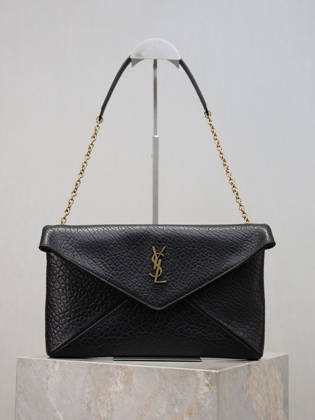 NO:771267,LE envelope style chain clutch chain clutch bag has a smart personality, fashionable and versatile style, the shoulder strap can be stored, it can be carried on the shoulder as an armpit bag, or used as a clutch bag. The hand effect is exquisite and cool, ultra-light weight, and the capacity is nice!  Leopard print material with high-end leather, cool upper body!  Style No. 769307-1 Size 29.5×18×4.5cm, saint laurent, saint laurent, handbag19860909LE 信封式链条手拿包 链条手拿包 个性干练,款式时尚百搭,肩带可收纳,既可肩背做腋下包,也可以做为手拿包使用.手拿效果精致酷飒,超轻自重,容量 nice！豹纹材质配皮高级,上身酷飒！ 款号769307-1 尺寸29.5×18×4.5cm,圣罗兰,saint laurent,handbag,Bag