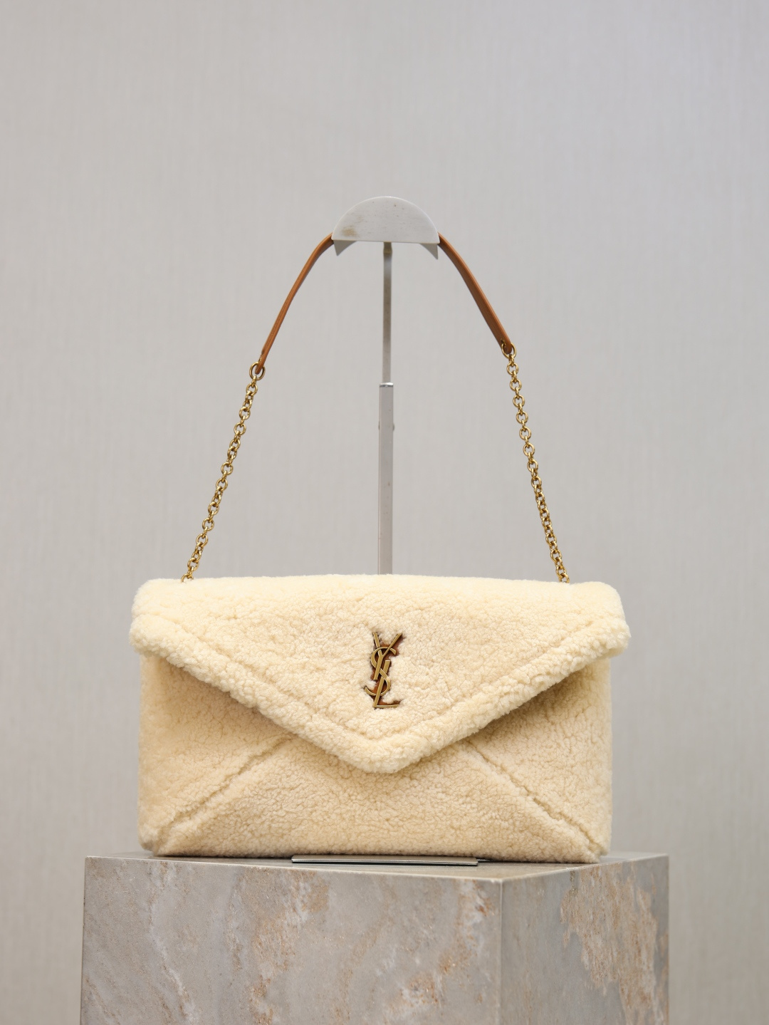 NO:771178,Lamb wool bag LE envelope-style chain clutch chain clutch bag has a smart personality, fashionable and versatile style, the shoulder strap can be stored, it can be carried on the shoulder as an armpit bag, or can be used as a clutch bag. The hand effect is exquisite and cool, ultra-light weight, and the capacity is nice!  Leopard print material with high-end leather, cool upper body!  Style No. 769307 Size 29.5×18×4.5cm, saint laurent, saint laurent, handbag19860909羊羔毛包包 LE 信封式链条手拿包 链条手拿包 个性干练,款式时尚百搭,肩带可收纳,既可肩背做腋下包,也可以做为手拿包使用.手拿效果精致酷飒,超轻自重,容量 nice！豹纹材质配皮高级,上身酷飒！ 款号769307 尺寸29.5×18×4.5cm,圣罗兰,saint laurent,handbag,Bag