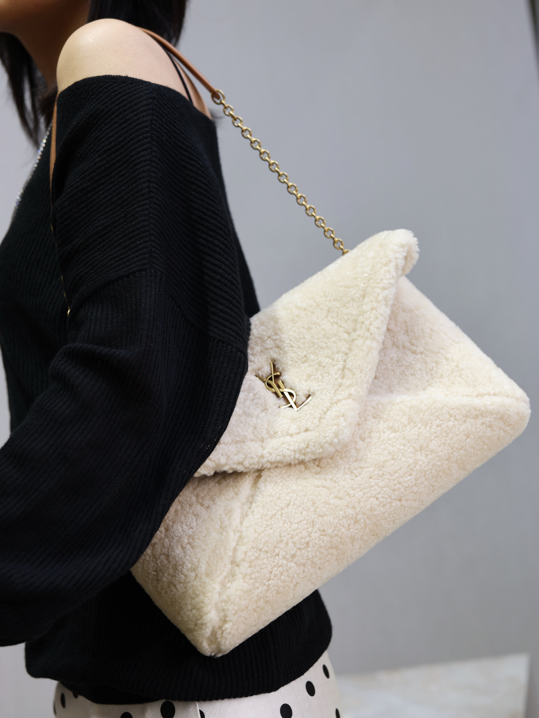 NO:771185,The warm milky apricot color is covered with plush. When pinched, it is as soft as hugging a cloud, saint laurent, saint laurent19860909暖乎乎的奶杏色裹满毛绒 捏起来软得像抱了团云朵,圣罗兰,saint laurent,Bag