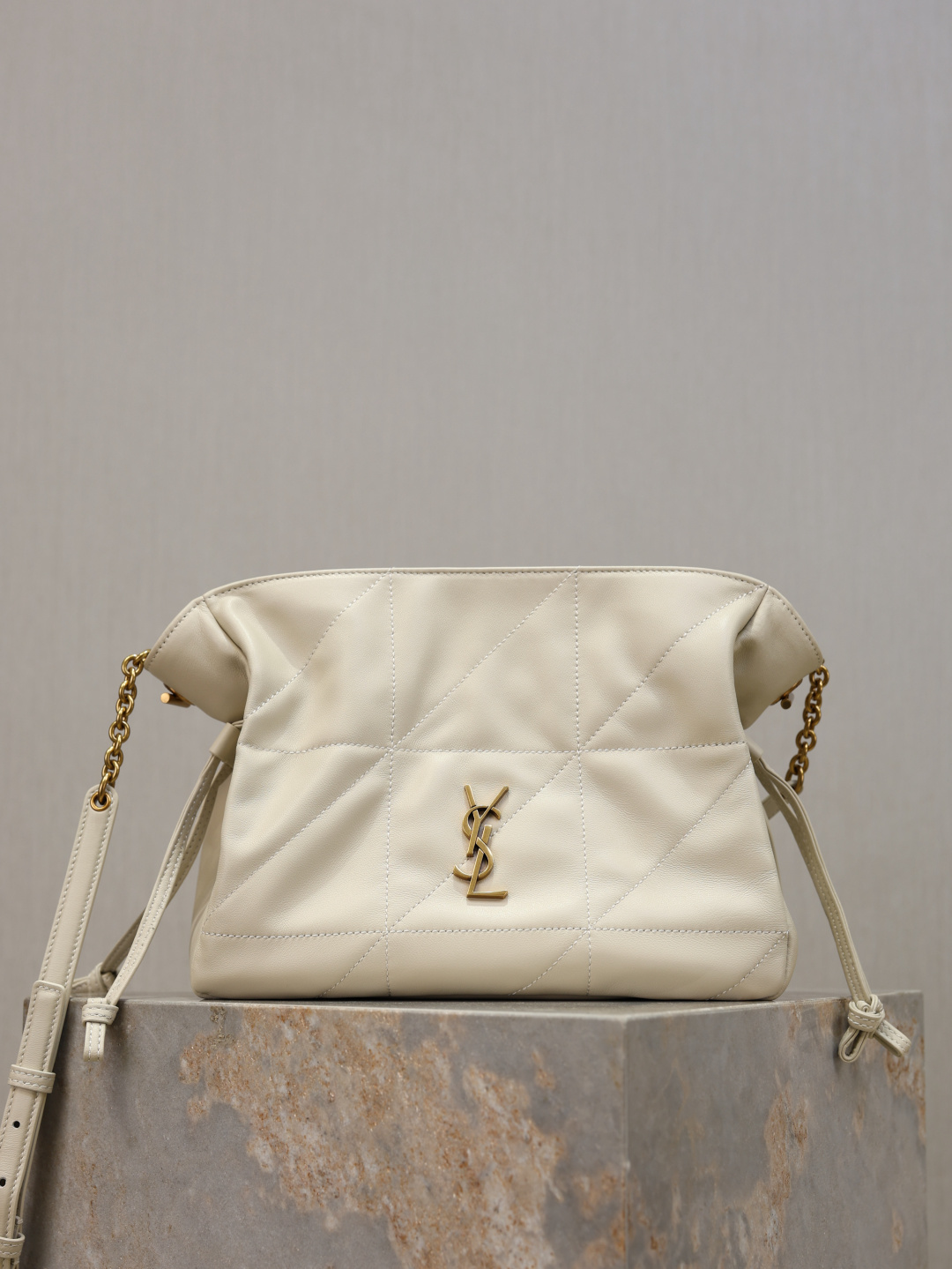 NO:771203,Jamie Lucky Bag Crossbody Bag JAMIE shoulder bag is decorated with LE CASSANDRE and CARRE RIVE GAUCHE topstitching. This lightweight and compact handbag is equipped with a chain shoulder strap and can be carried cross-body. The drawstring straps can tighten or expand the sides to create different silhouettes. The upper body has a more casual French feel, and the concave shape is first-class!  Model 862712 size 26x18x12.5cm, saint laurent, saint laurent, satchels, crossbody bags, backpacks19860909Jamie 福袋斜挎包 JAMIE肩背包饰以LE CASSANDRE和CARRE RIVE GAUCHE明缝线这款轻便小巧的手袋搭配链条肩带,可斜挎携带.抽绳系带可将两侧收紧或展开,打造不同廓形.上身更显随性法式感,凹造型一流！ 型号862712 尺寸26x18x12.5cm,圣罗兰,saint laurent,satchels,crossbody bags,backpacks,Bag